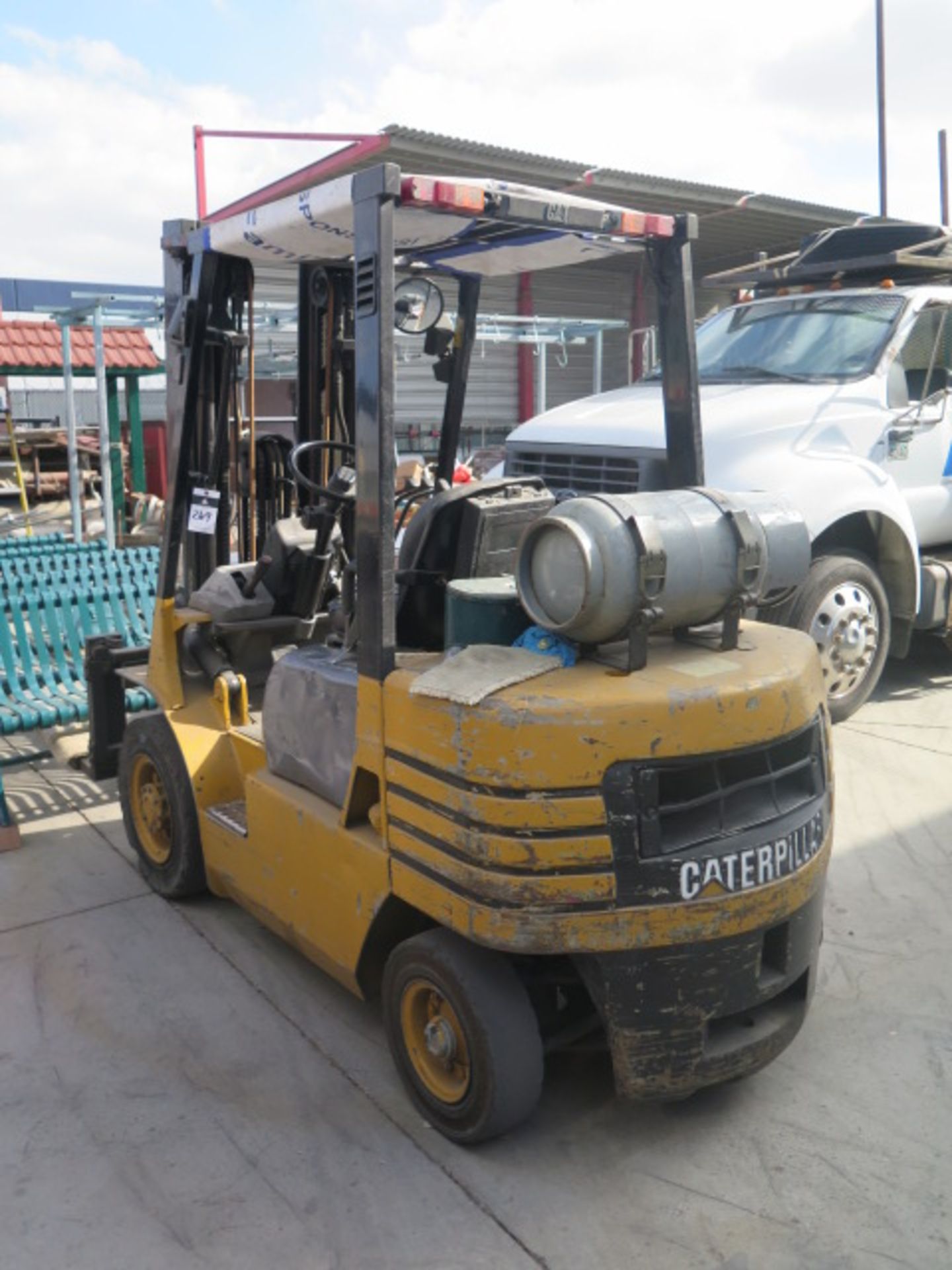 Caterpillar GP25 3000 Lb Cap LPG Forklift s/n 5AM06166 w/ 3-Stage Mast, Side Shift, Solid Yard - Image 2 of 9