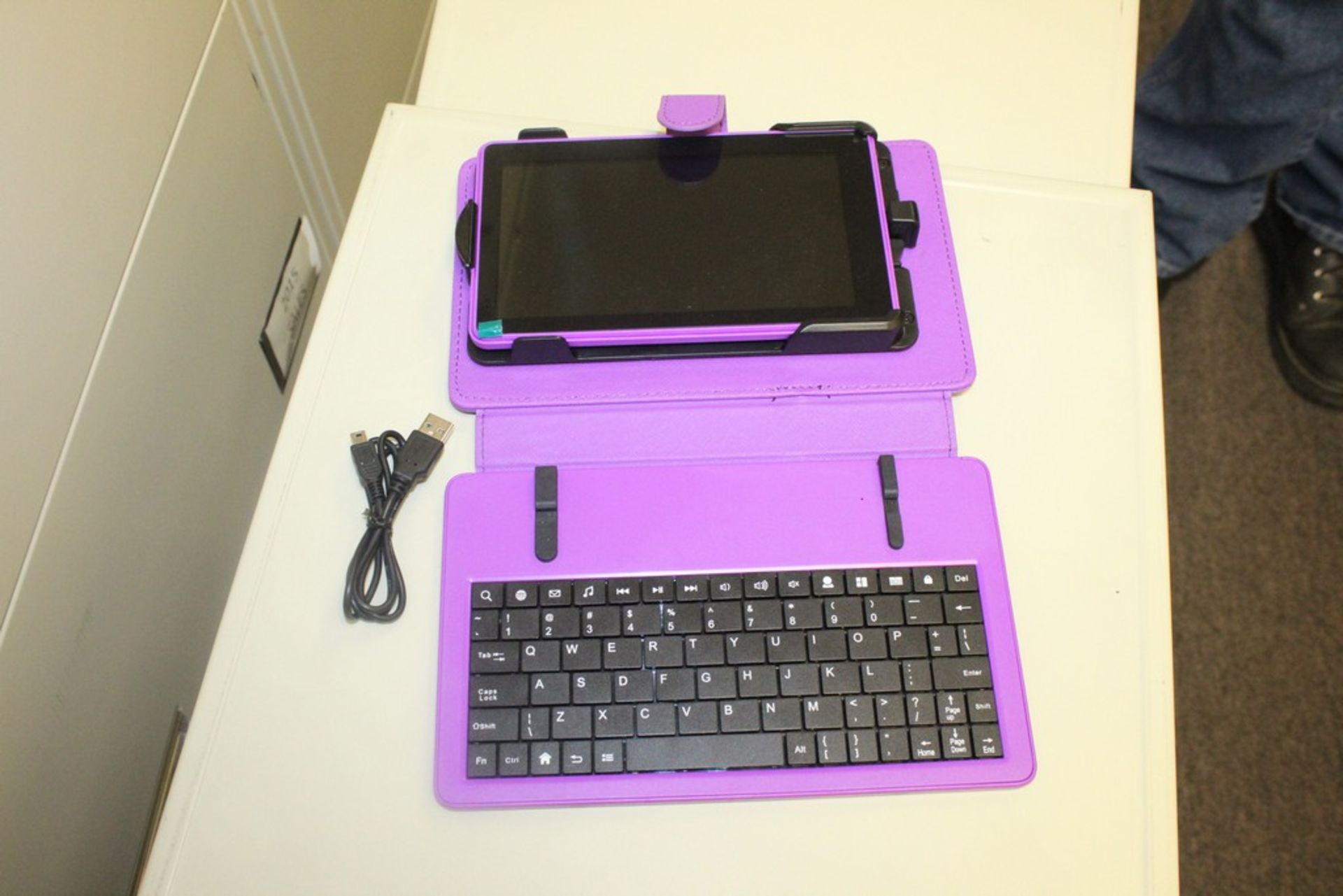 ELECTRO BRAND MODEL RCT6773W22 7" TABLET WITH KEYBOARD AND CARRYING CASE