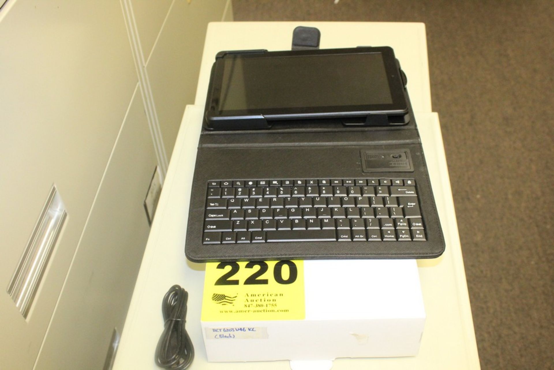 ELECTRO BRAND MODEL RKT6773W22K8 10" TABLET WITH KEYBOARD AND CARRYING CASE