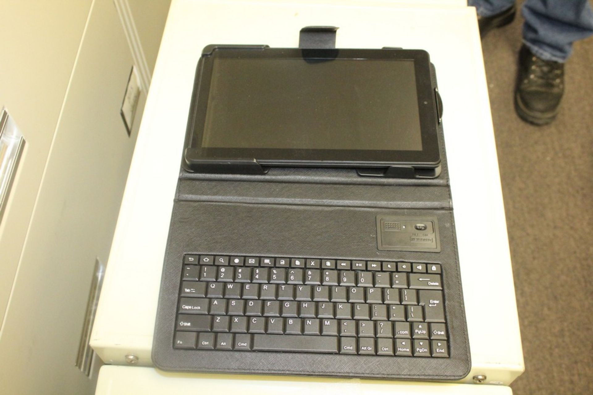 ELECTRO BRAND MODEL RKT6773W22K8 10" TABLET WITH KEYBOARD AND CARRYING CASE