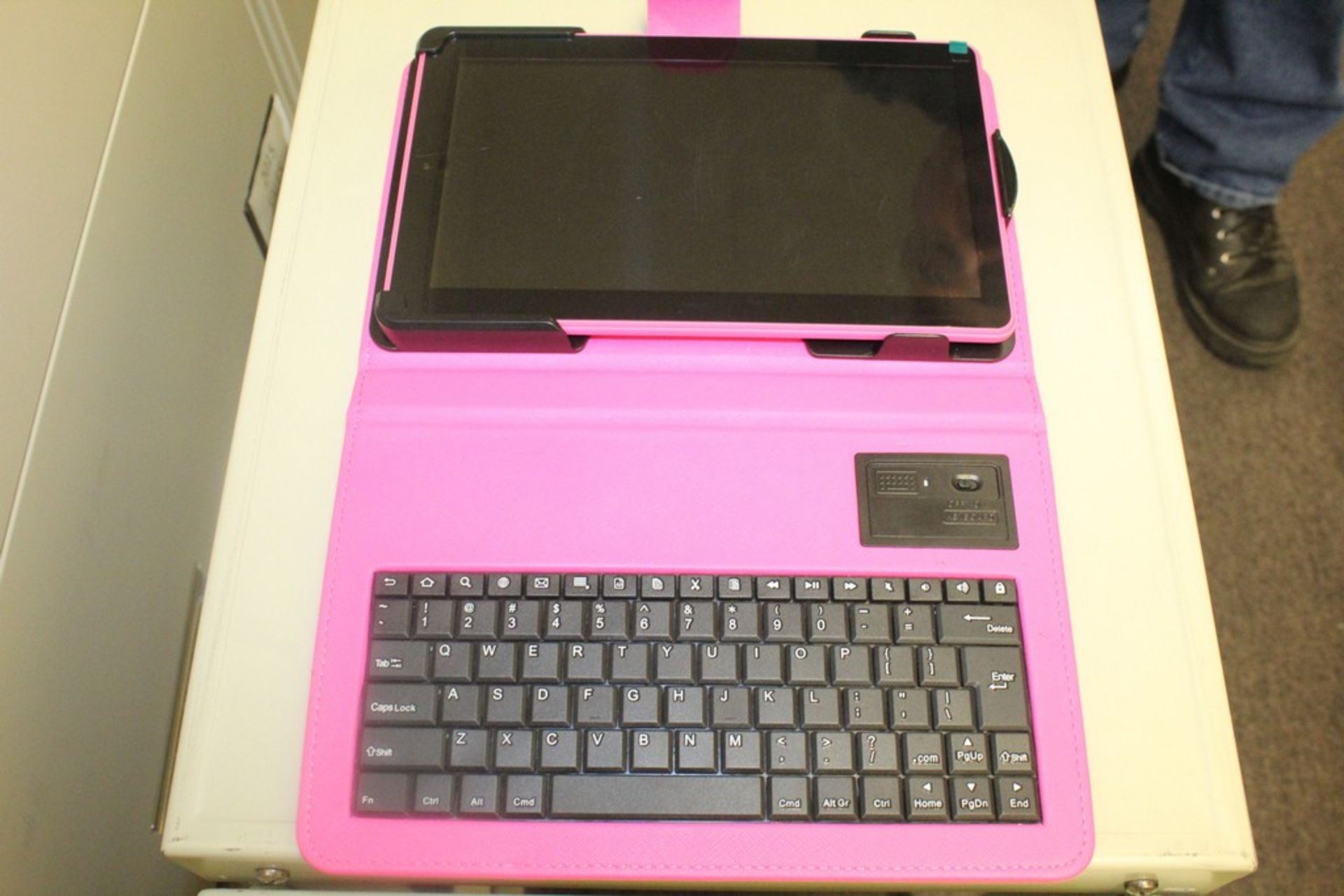 ELECTRO BRAND MODEL RKT6773W22K8 10" TABLET WITH KEYBOARD AND CARRYING CASE