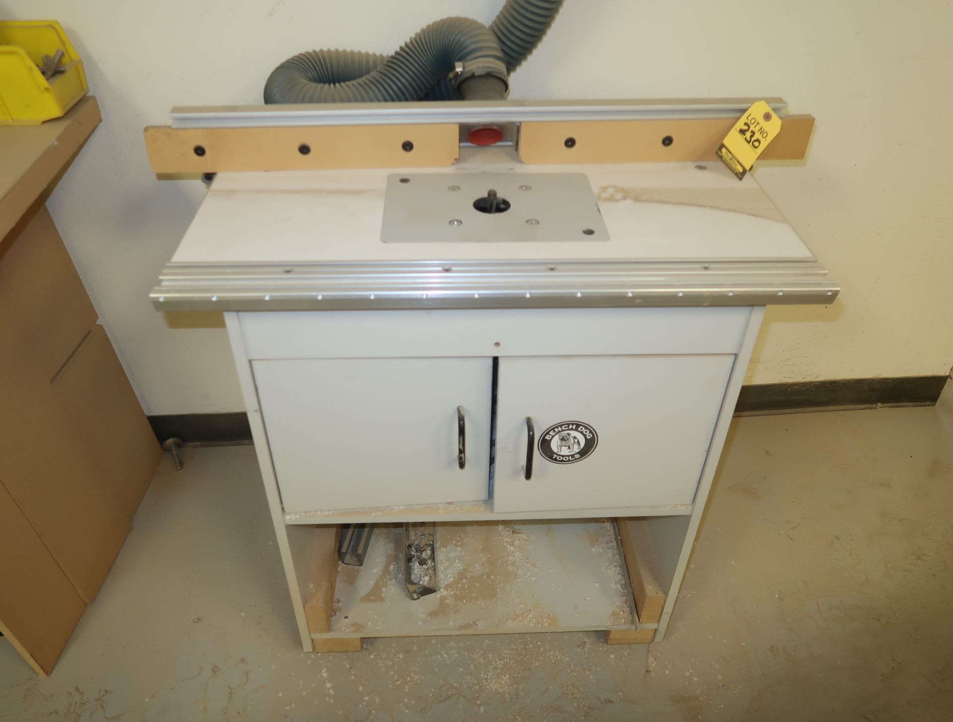 ROUTER TABLE W/ PORTER CABLE 7518 ROUTER