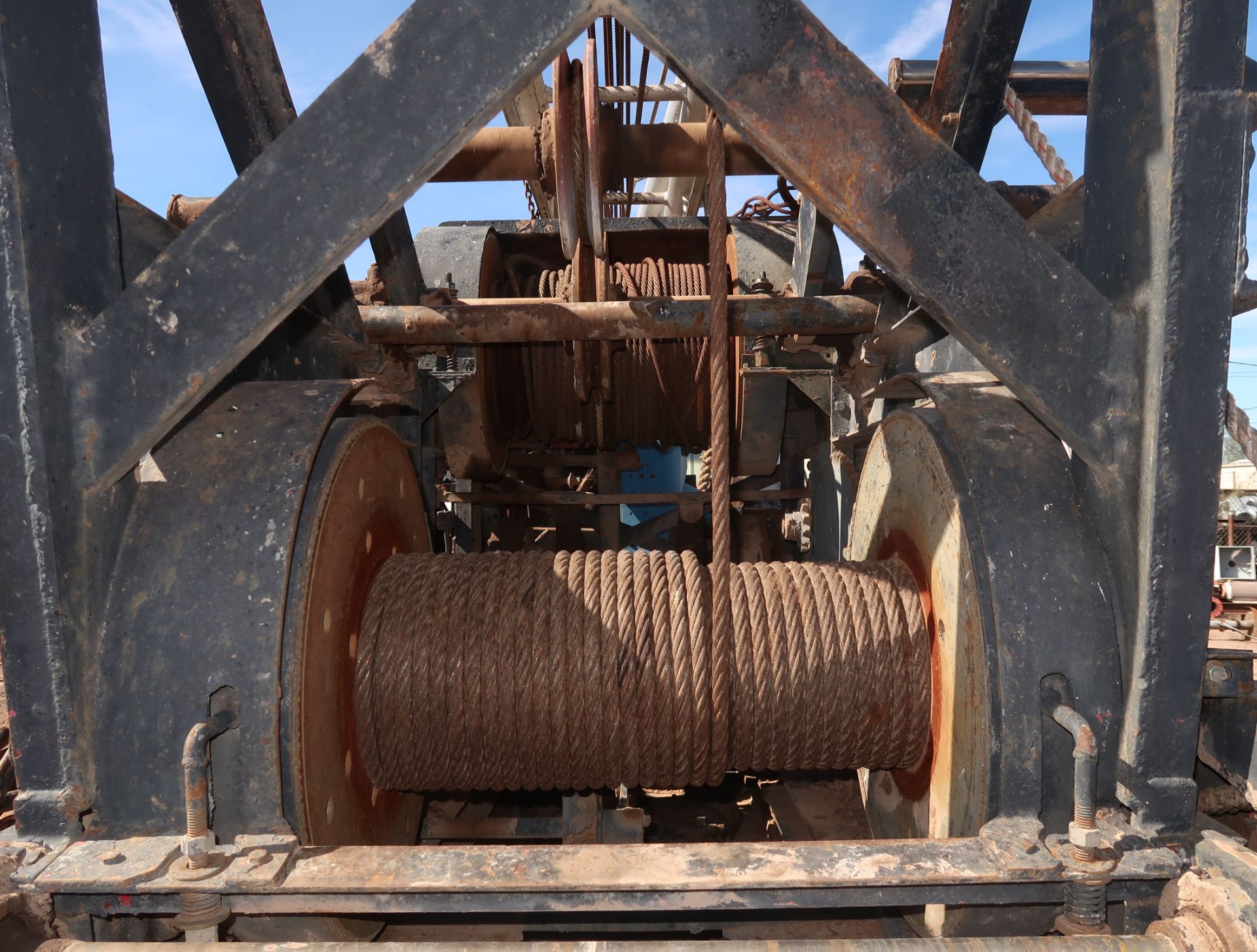 50-TON WICHTEX PUMP PULLER RIG, 30' MAST, 6-LINE, 1500' SAND LINE, MOUNTED ON 1982 GMC TRUCK ( - Image 5 of 13