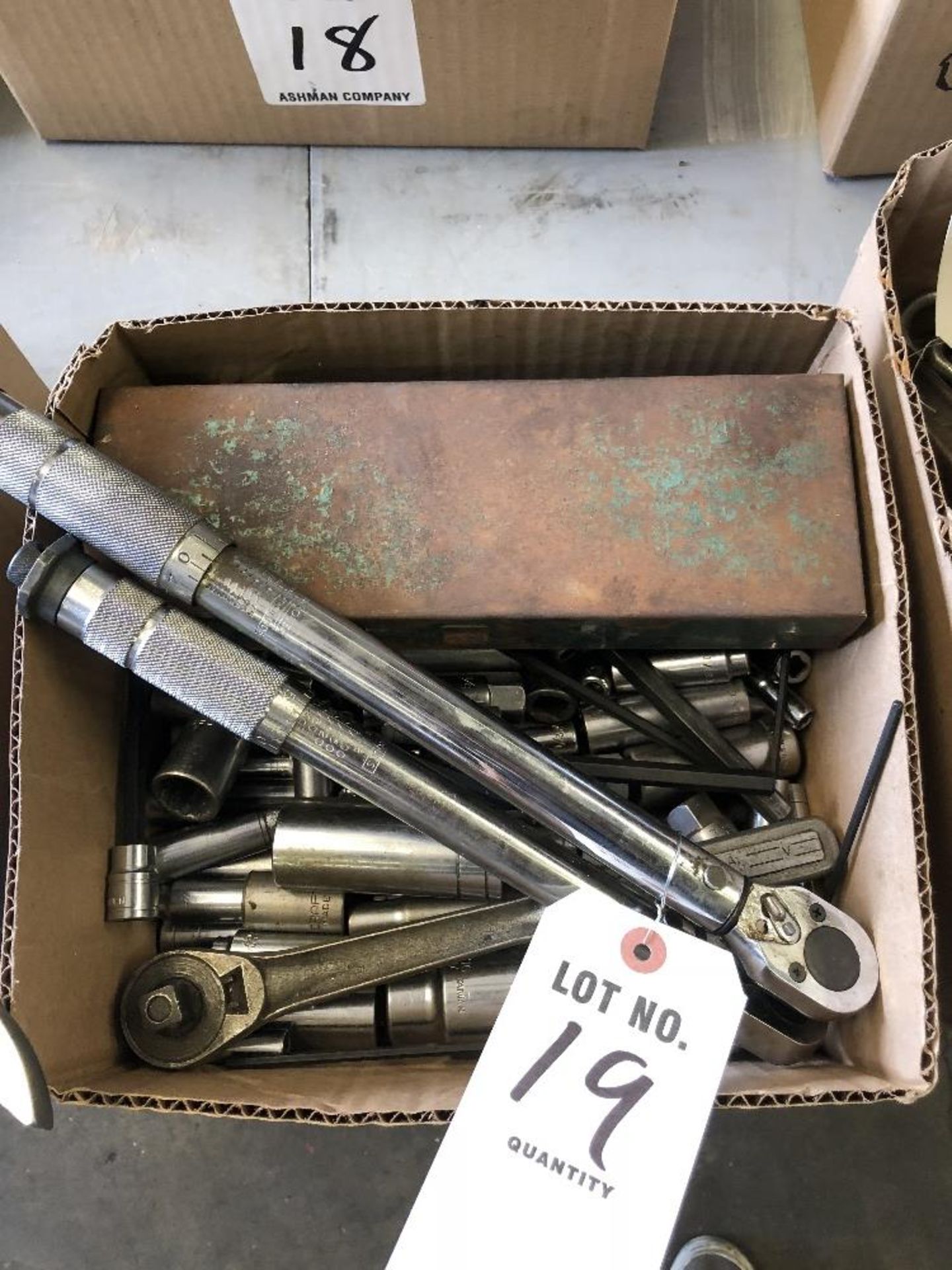 (LOT) TORQUE WRENCHES AND SOCKETS