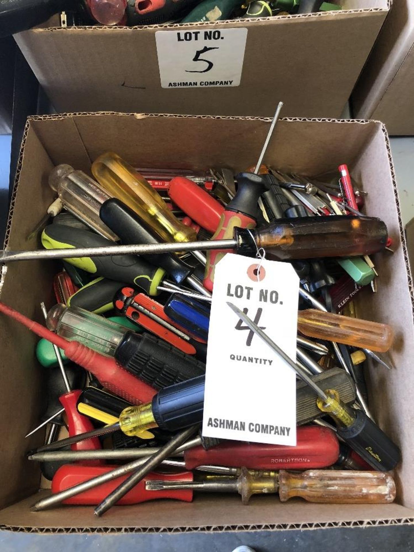 (LOT) MISCELLANEOUS SCREW DRIVERS