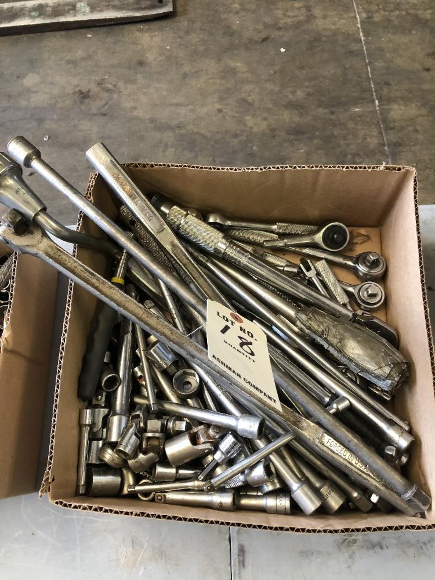 (LOT) SOCKET WRENCHES AND SOCKETS