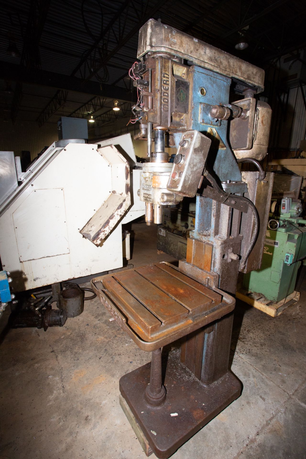 MODERN PEDESTAL DRILL W/ 2-SPINDLE 5/8 CAP. DRILL HEAD (LOCATED IN RICHMOND, QC) - Image 2 of 6