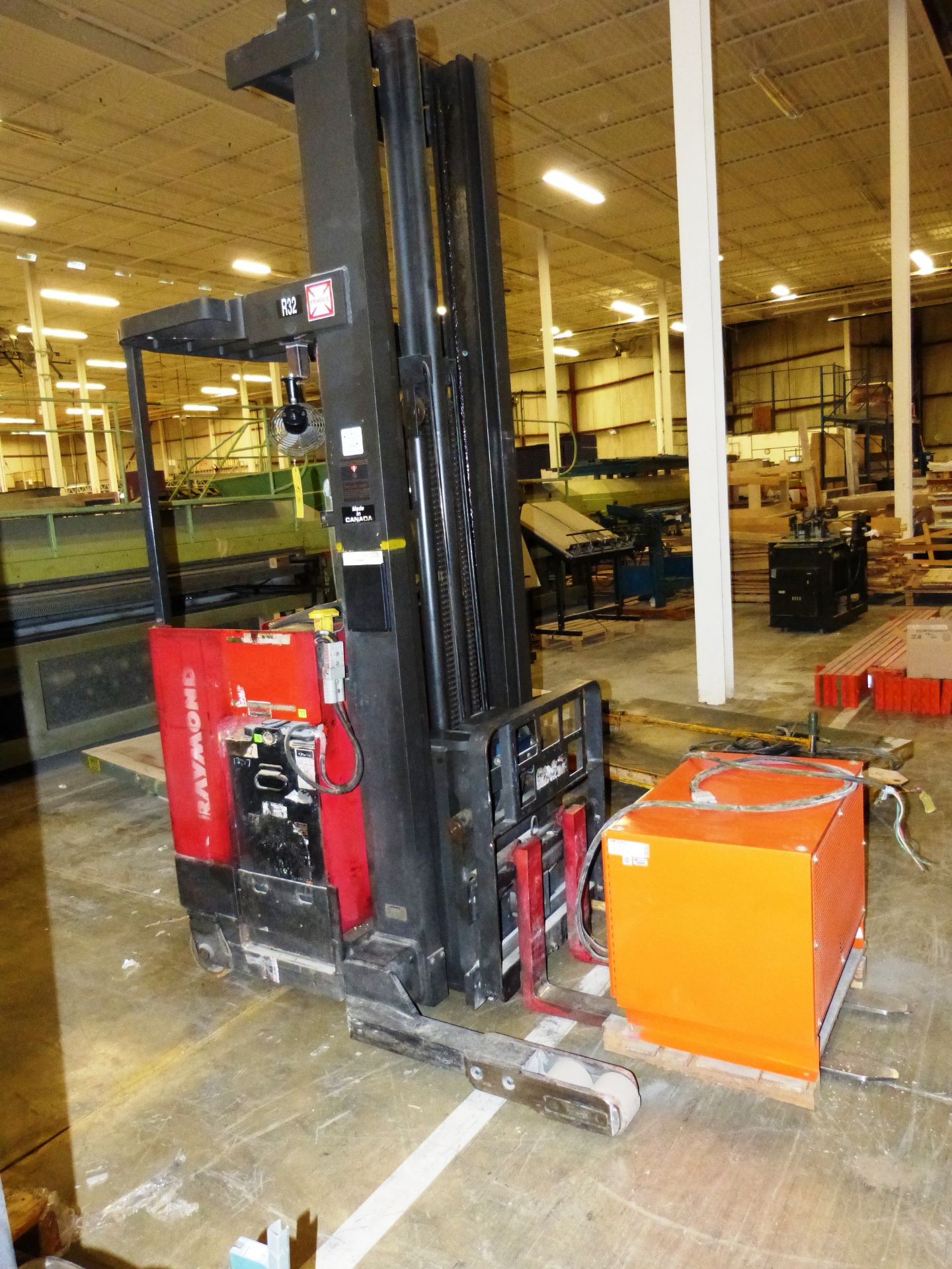 RAYMOND "EASI-R40TT" Electric Reach Truck, 4000lbs, 280'' Lift, Side Shift w/Charger