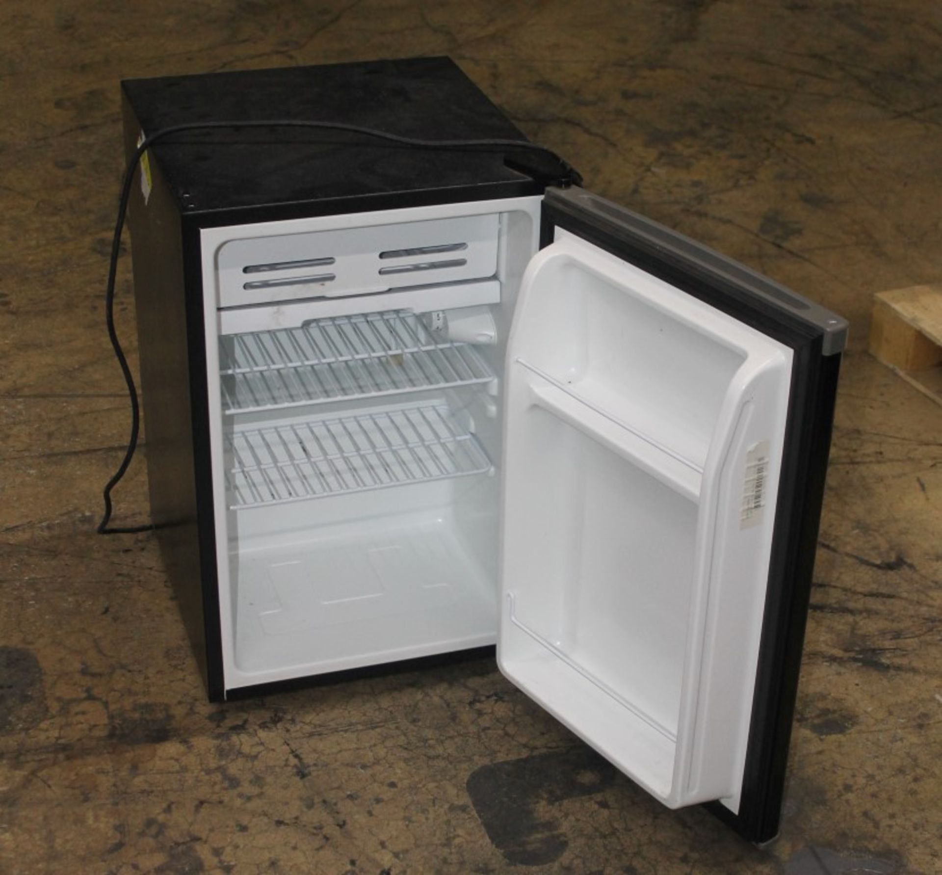 MIDEA 2.6 CU. FT. REFRIGERATOR