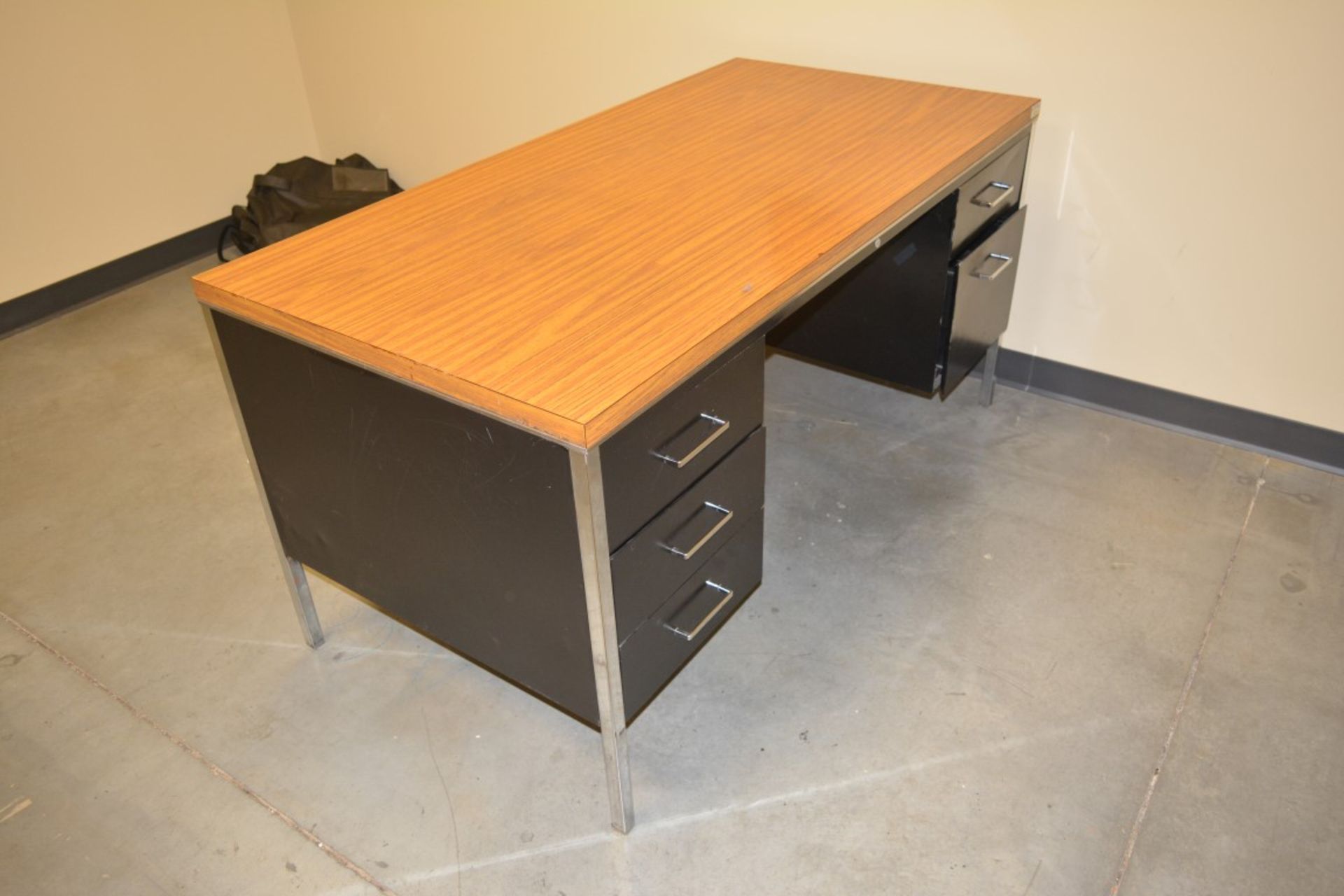 METAL OFFICE PEDESTAL DESK,