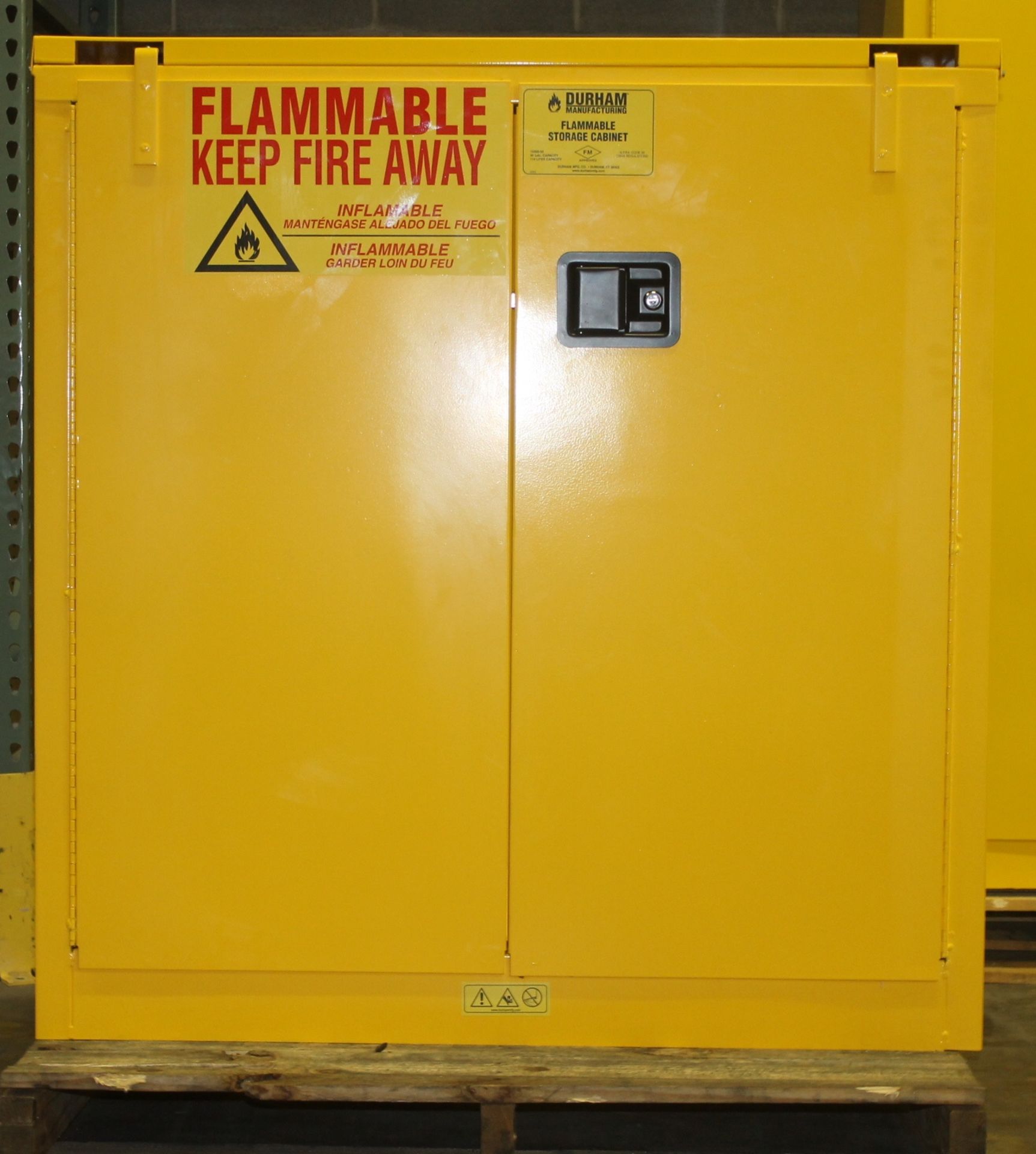 30 GALLONS FLAMMABLE SAFETY STORAGE CABINET, NEW NEVER USED MANUAL CLOSING,