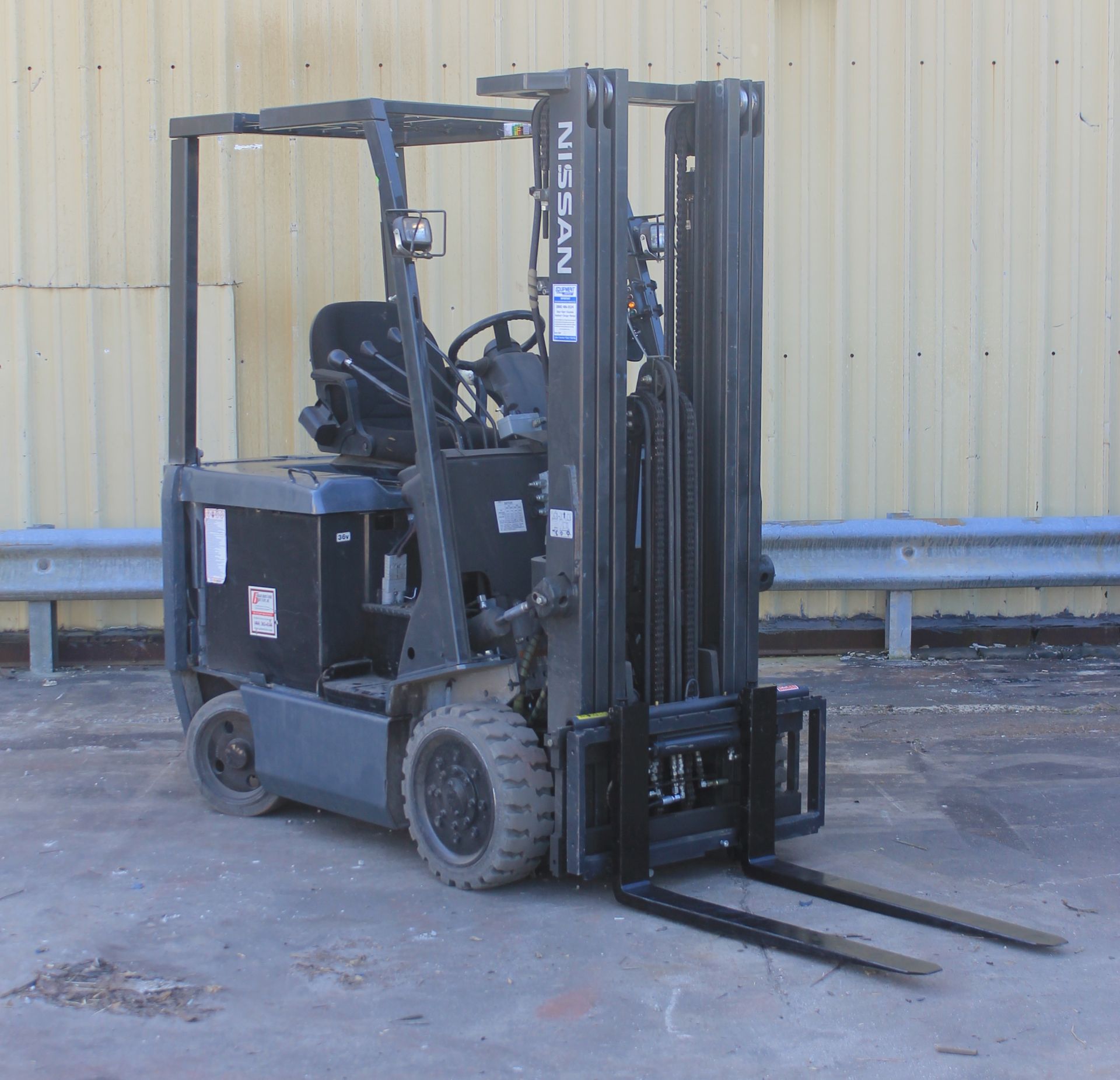 2011 NISSAN ELECTRIC FORKLIFT WITH 2009 BATTERY 4000 CAPACITY (WATCH VIDEO)