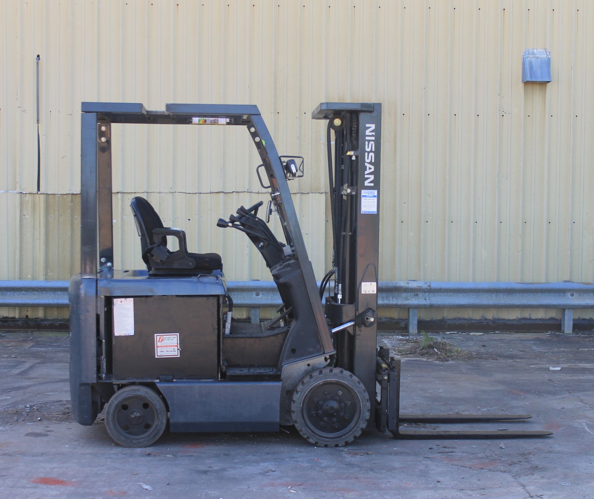 2011 NISSAN ELECTRIC FORKLIFT WITH 2009 BATTERY 4000 CAPACITY (WATCH VIDEO) - Image 3 of 5