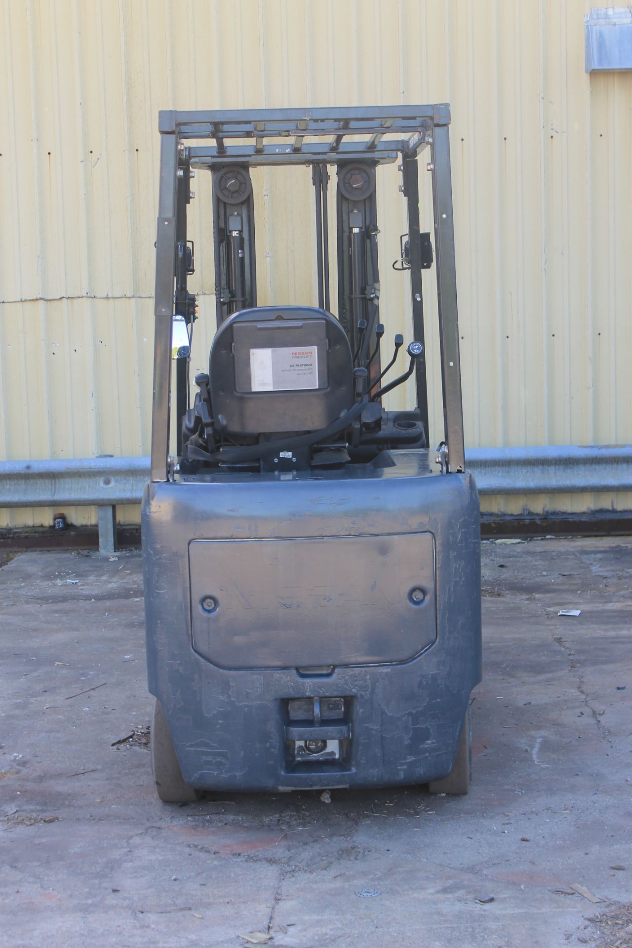 2011 NISSAN ELECTRIC FORKLIFT WITH 2009 BATTERY 4000 CAPACITY (WATCH VIDEO) - Image 4 of 5