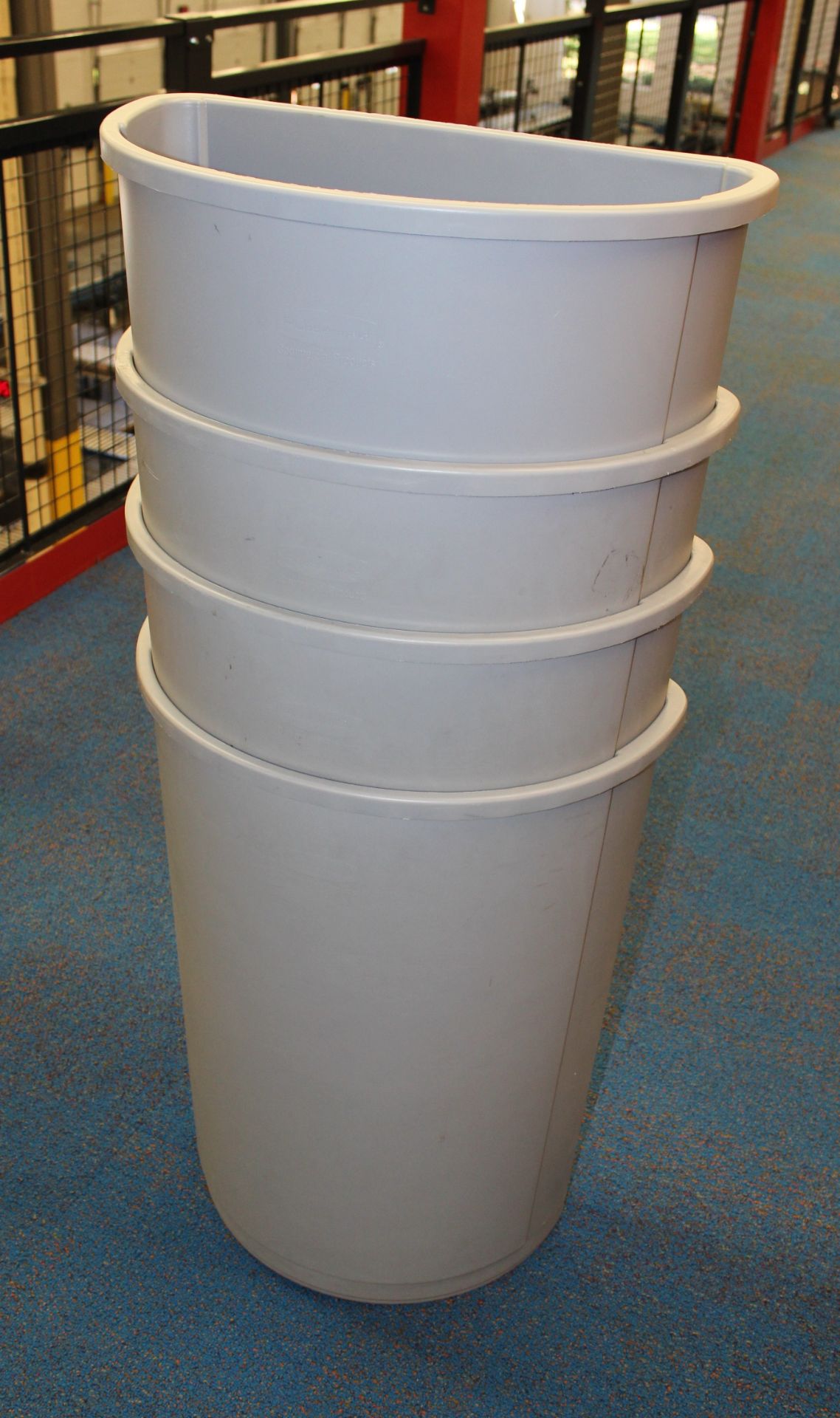 10 RUBBERMAID 3520 TRASH CAN