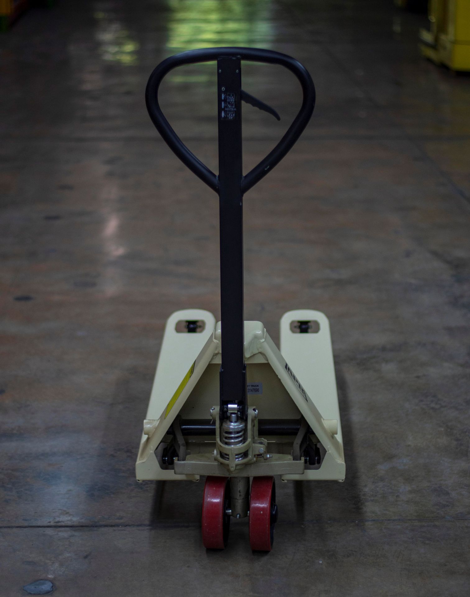 27"W X 20"L BRAND NEW NARROW PALLET JACK - Image 3 of 5