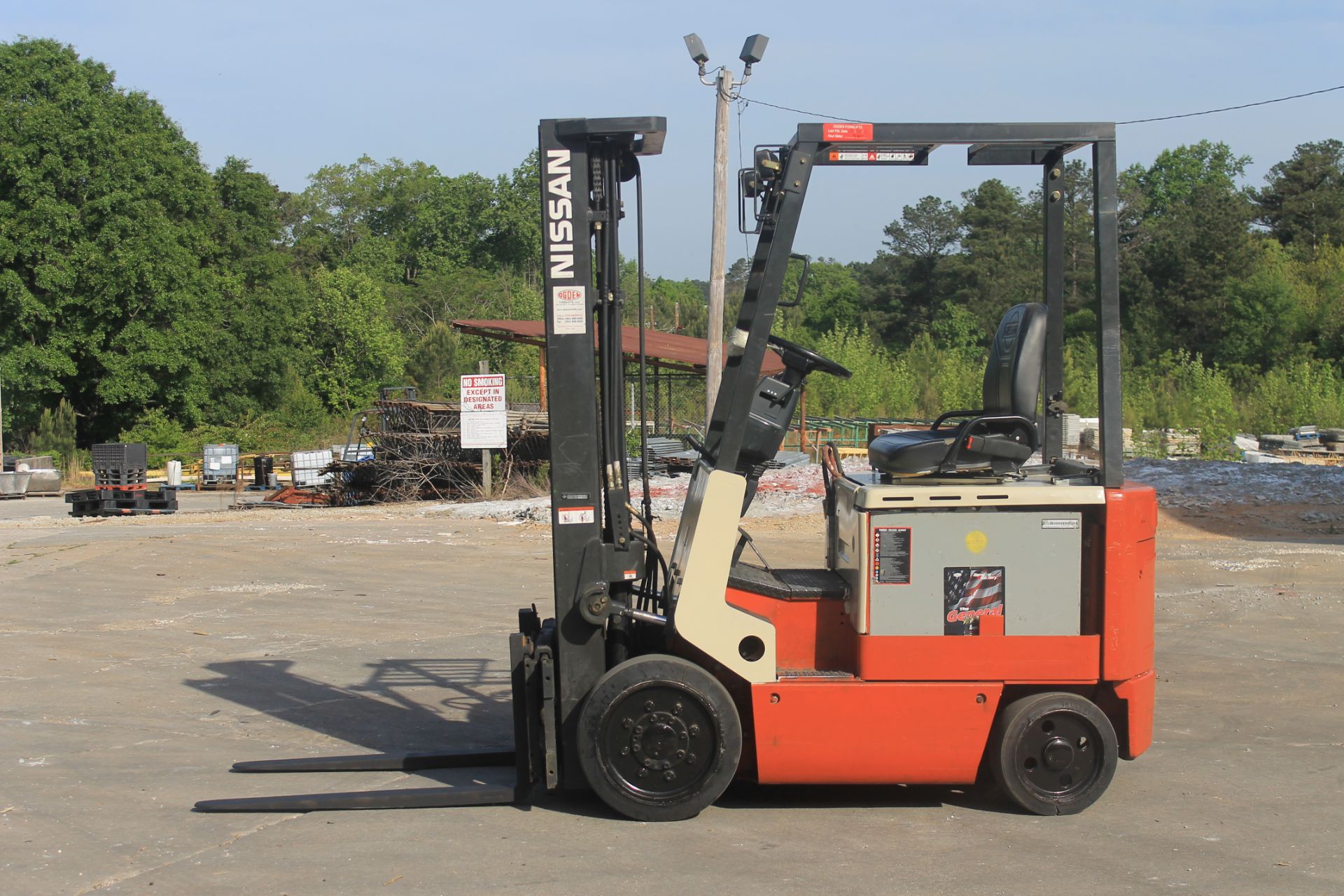 2005 NISSAN ELECTRIC FORKLIFT WITH 2014 BATTERY 4000 CAPACITY (WATCH VIDEO)