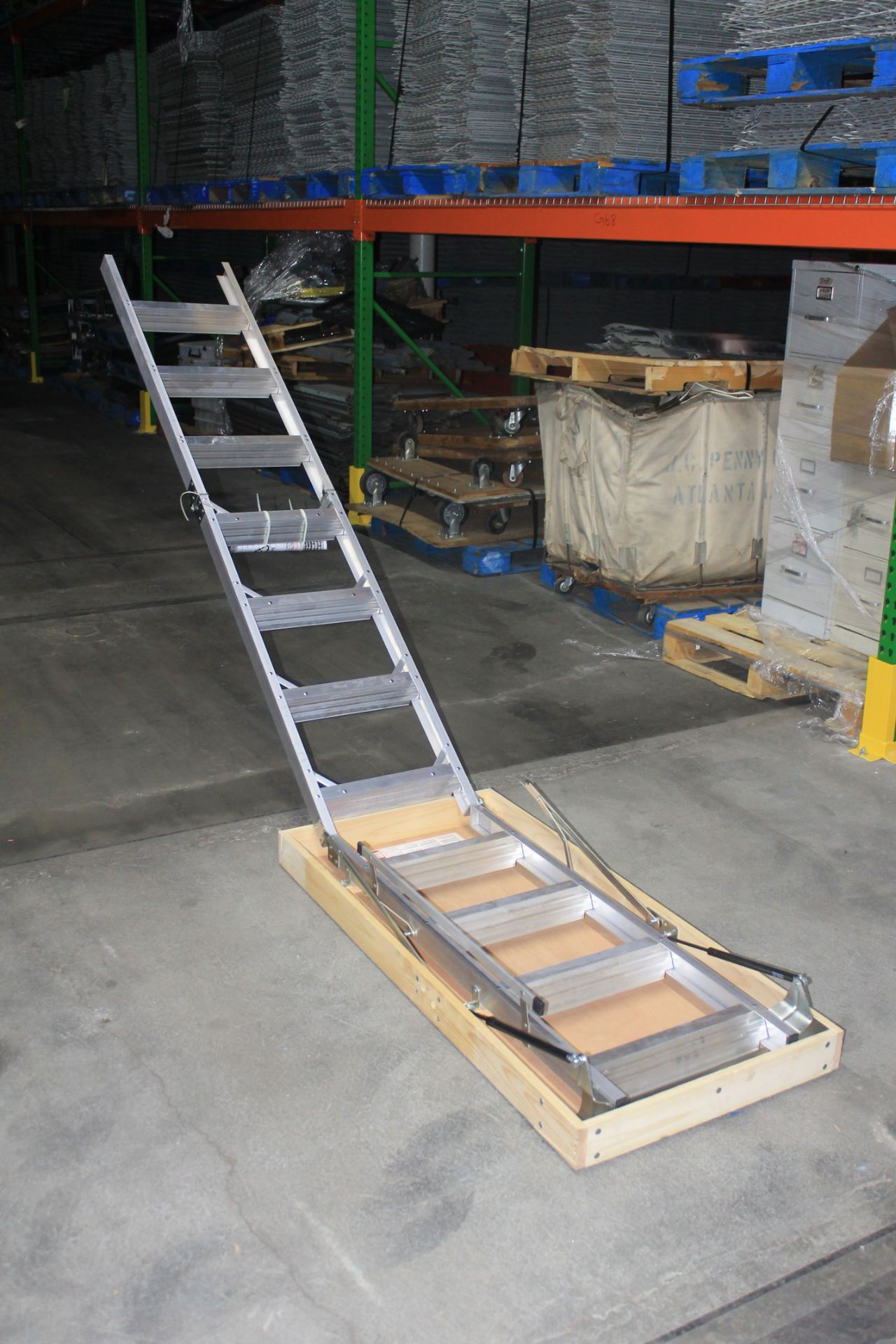 WERNER ALUMINIUM ATTIC LADDER WITH 375LB CAPACITY - Image 4 of 5