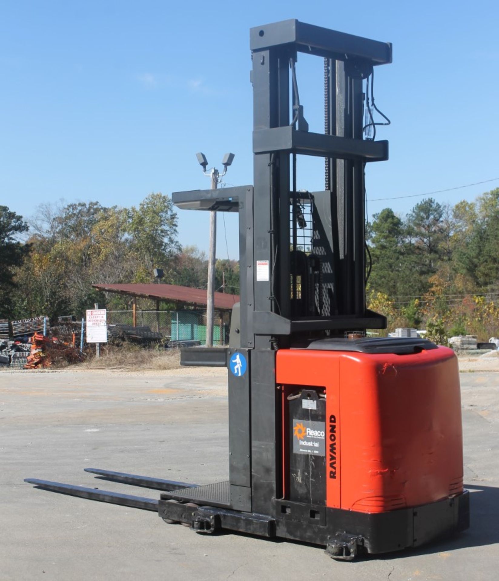 2008 RAYMOND 3000 LBS CAPACITY HIGH LEVEL ORDER PICKER WITH 2015 BATTERY (WATCH VIDEO) - Image 2 of 9