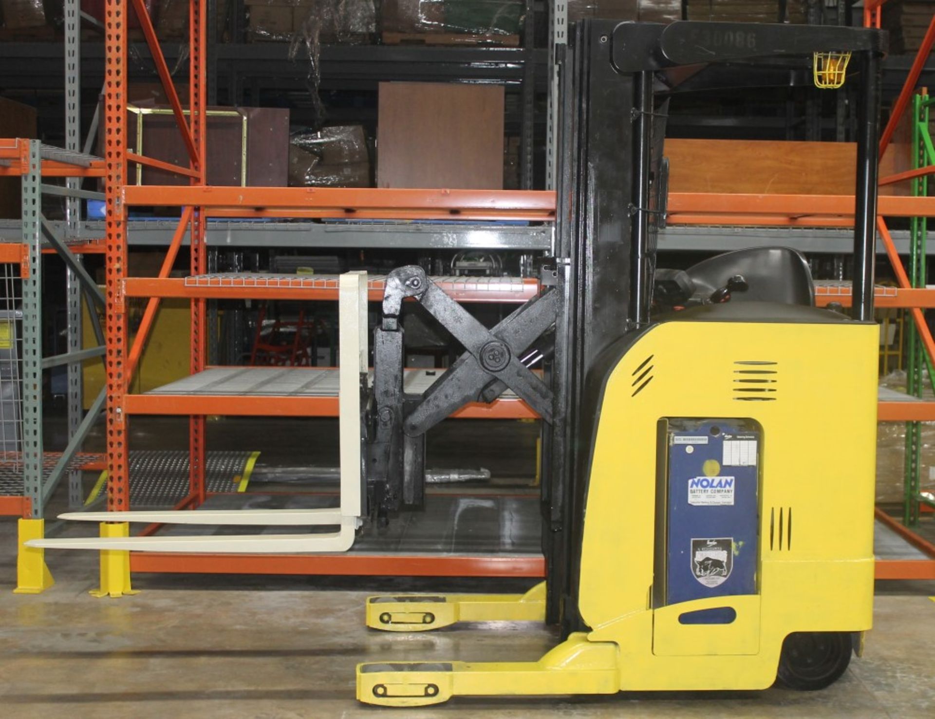2007 YALE 4000 LBS CAPACITY REACH IN TRUCK / FORKLIFT (WATCH VIDEO)