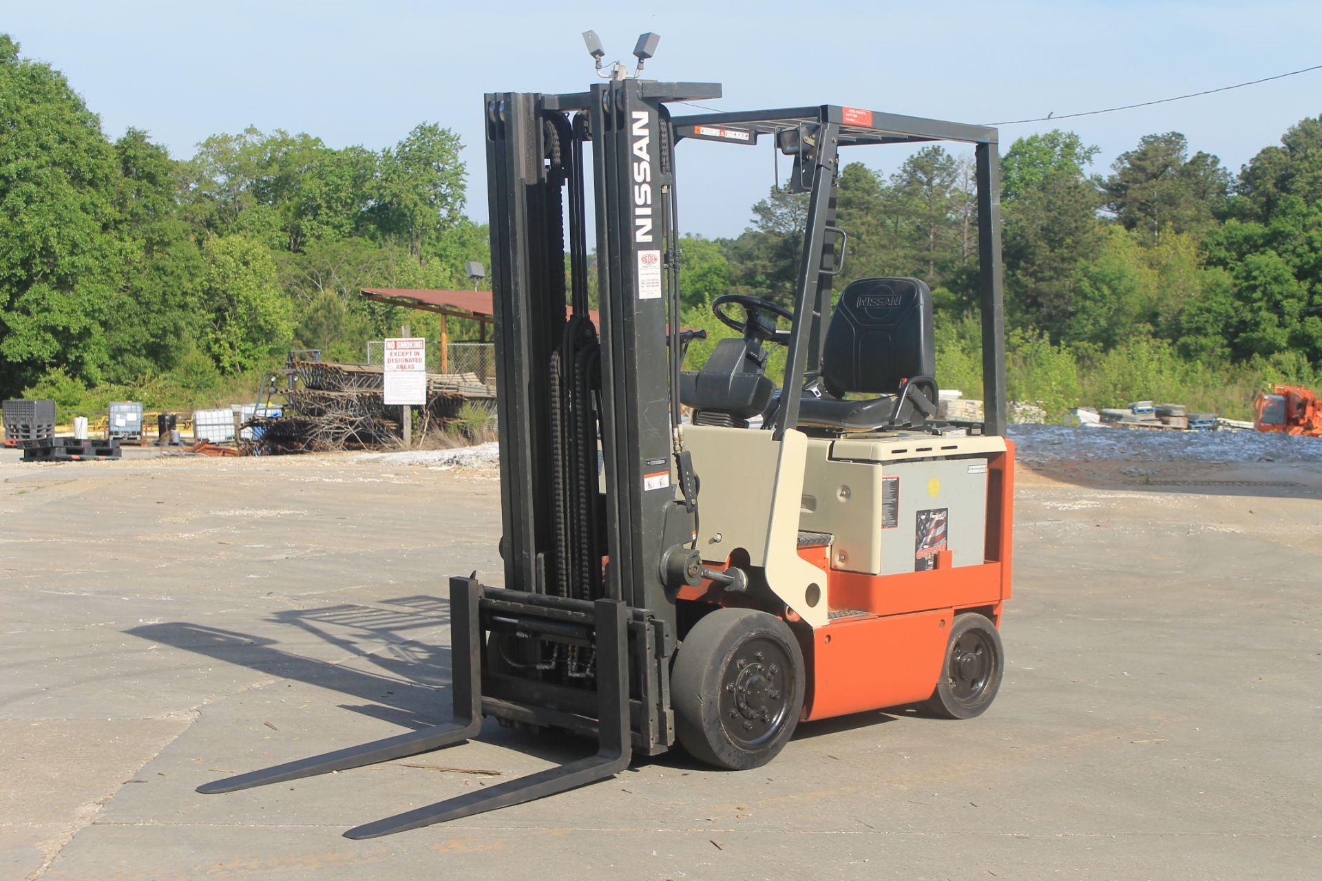 2005 NISSAN ELECTRIC FORKLIFT WITH 2014 BATTERY 4000 CAPACITY (WATCH VIDEO) - Image 3 of 6