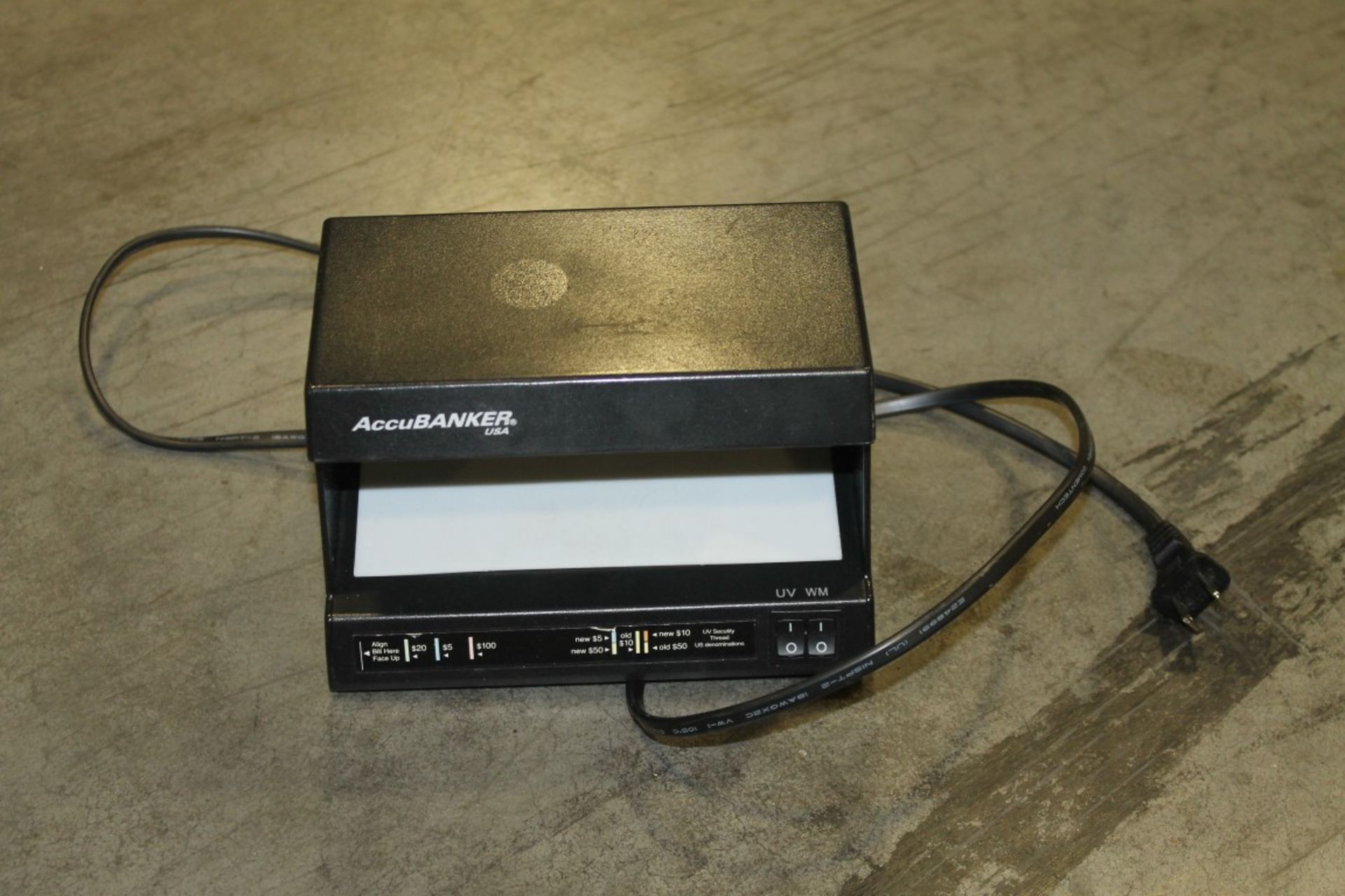 ACCUBANKER D63 COMPACT COUNTERFEIT DETECTOR WITH UV ULTRAVIOLET AND WATERMARK DETECTION