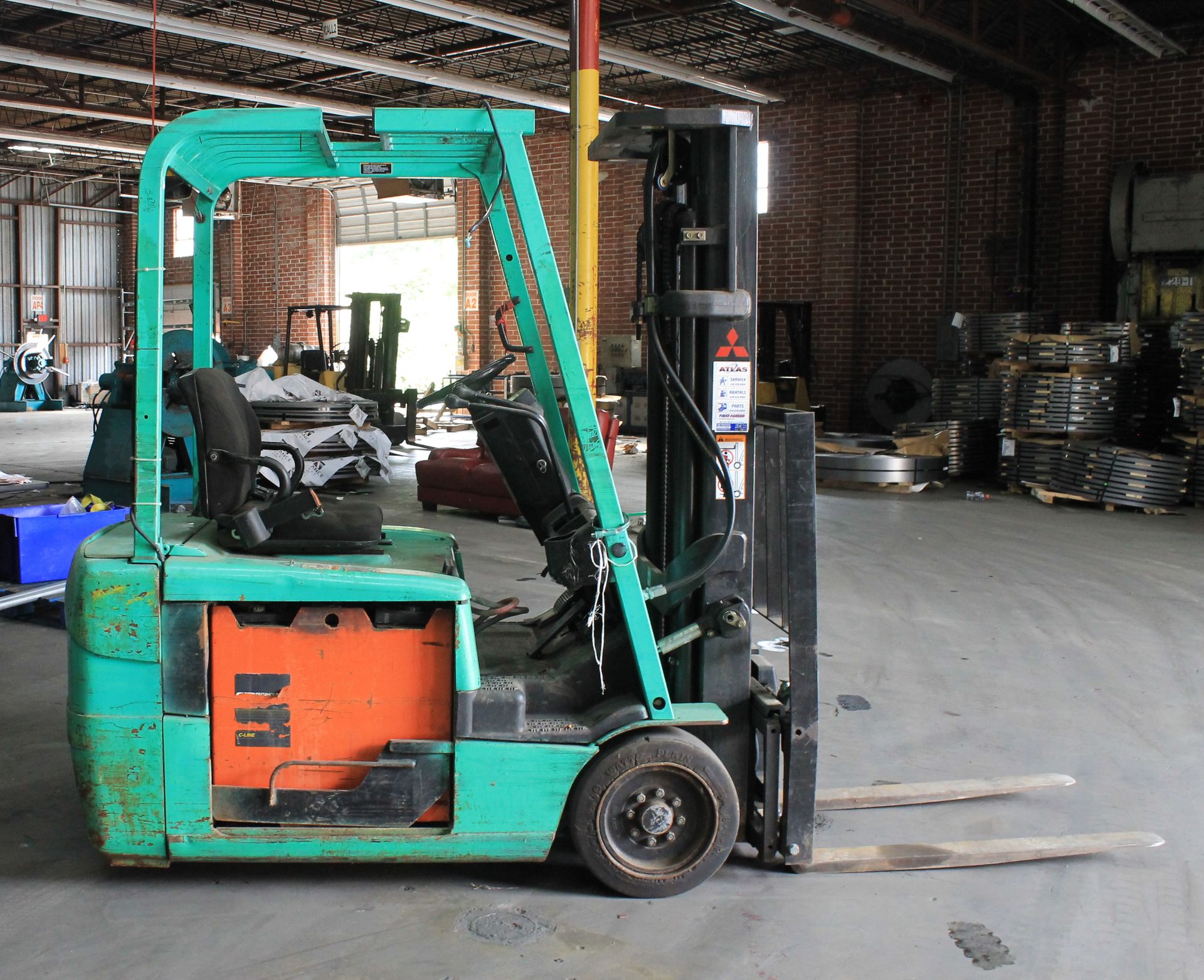 MITSUBISHI THREE WHEEL ELECTRIC FORKLIFT - Image 5 of 6