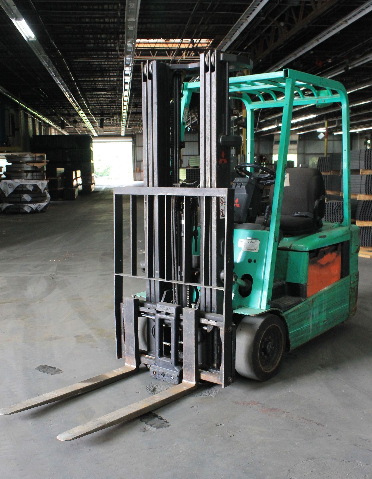 MITSUBISHI THREE WHEEL ELECTRIC FORKLIFT - Image 3 of 6