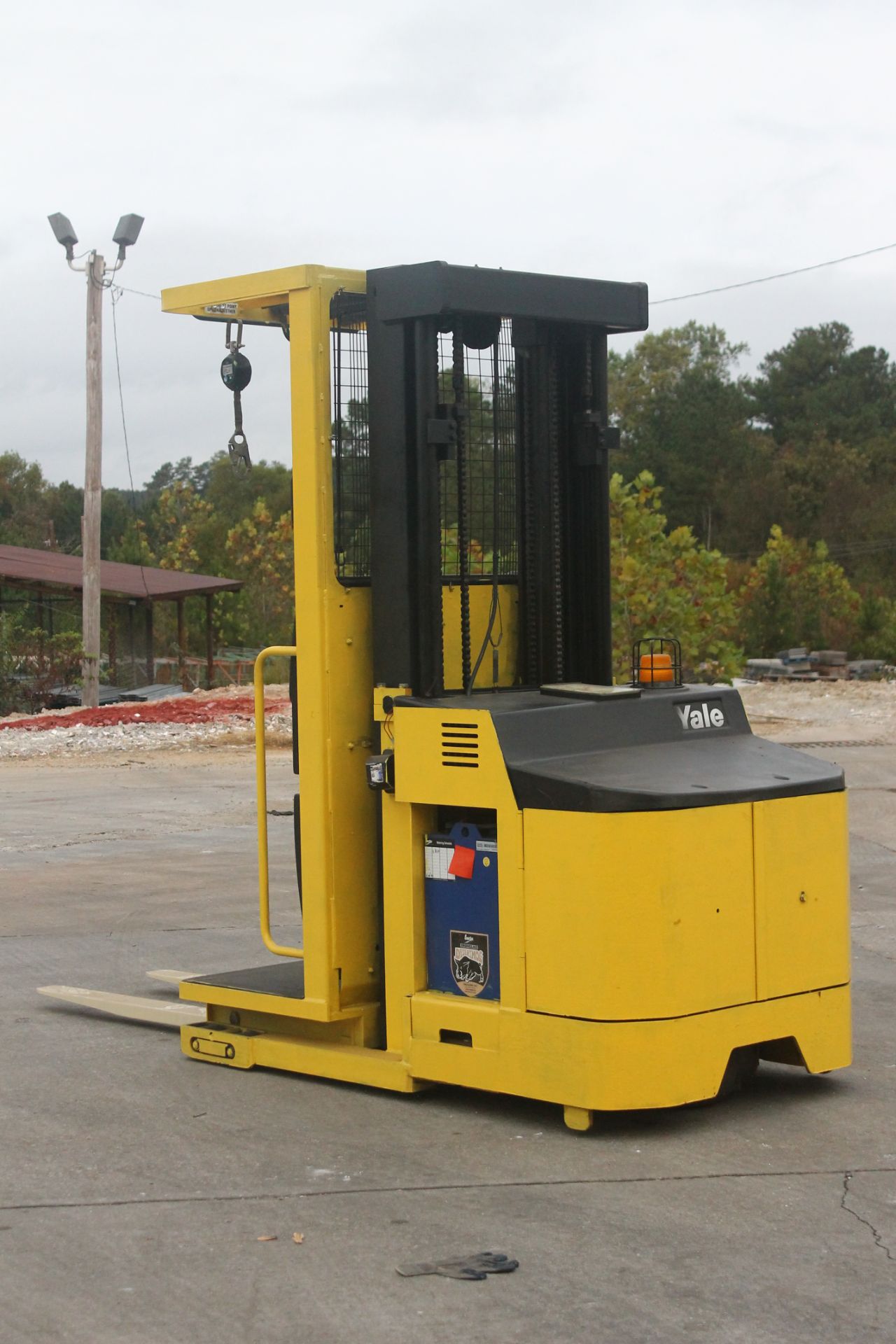 2007 YALE 3000 LBS CAPACITY ORDER PICKER (WATCH VIDEO) - Image 5 of 6