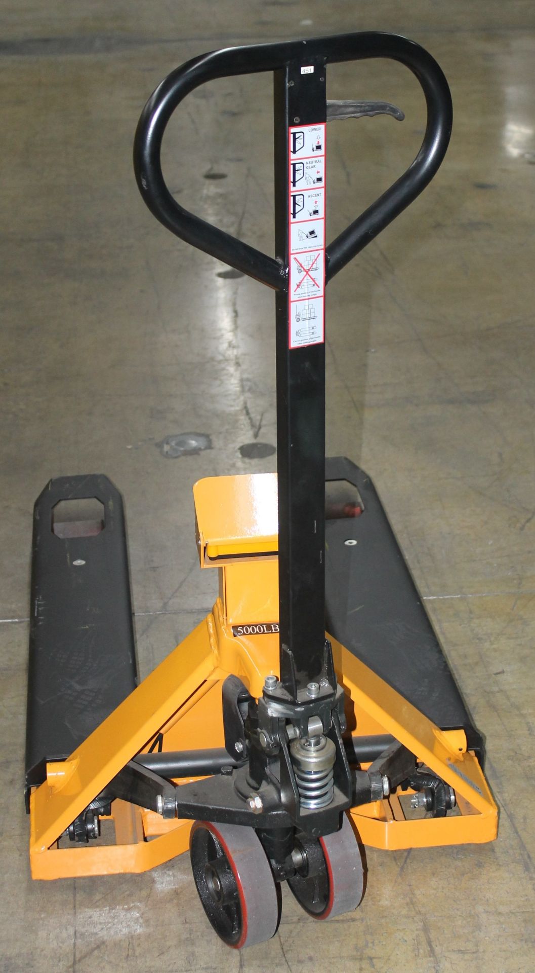 27"W X 48"L PALLET JACK WITH SCALE 5000LBS CAPACITY - Image 2 of 4