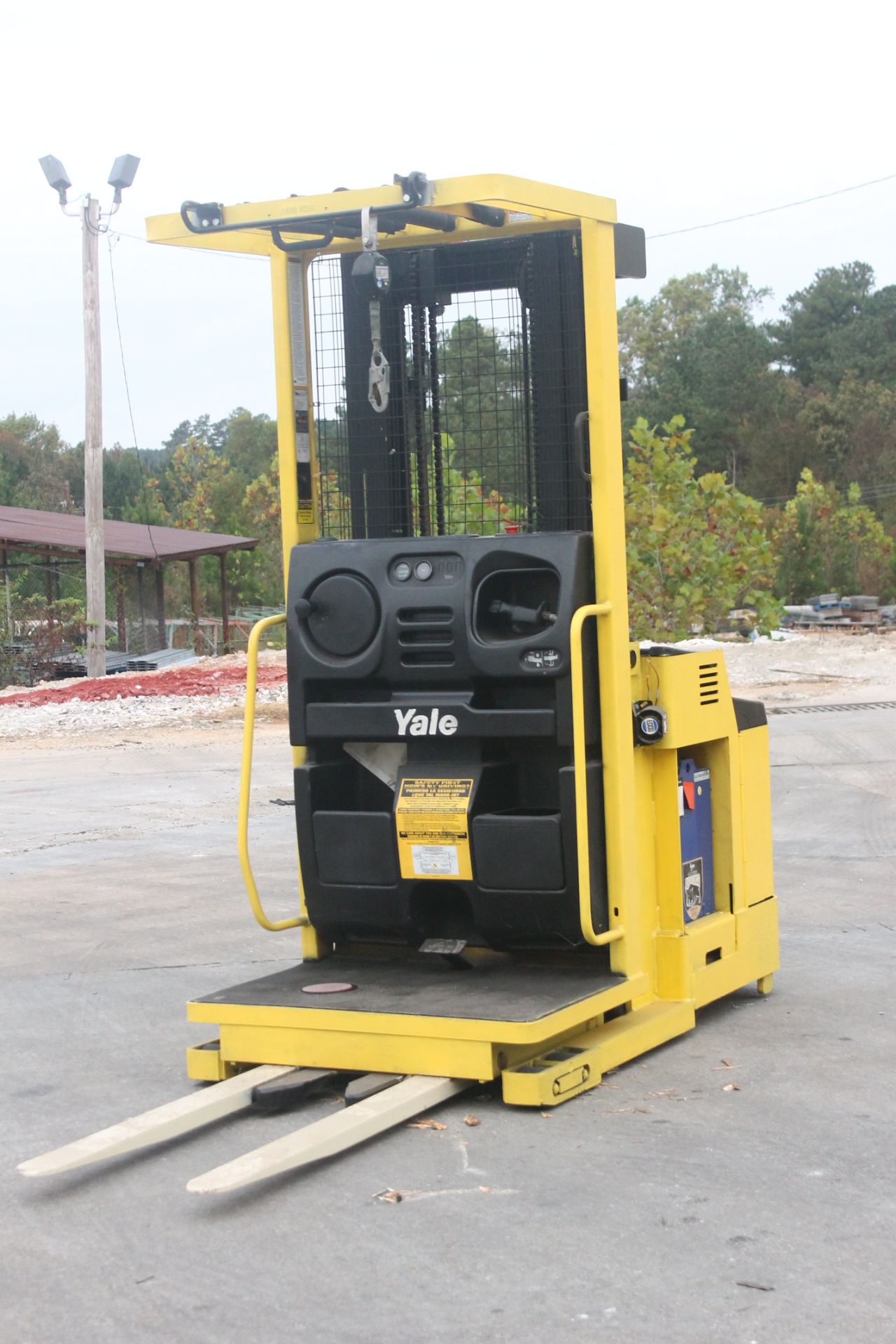 2007 YALE 3000 LBS CAPACITY ORDER PICKER (WATCH VIDEO) - Image 4 of 6