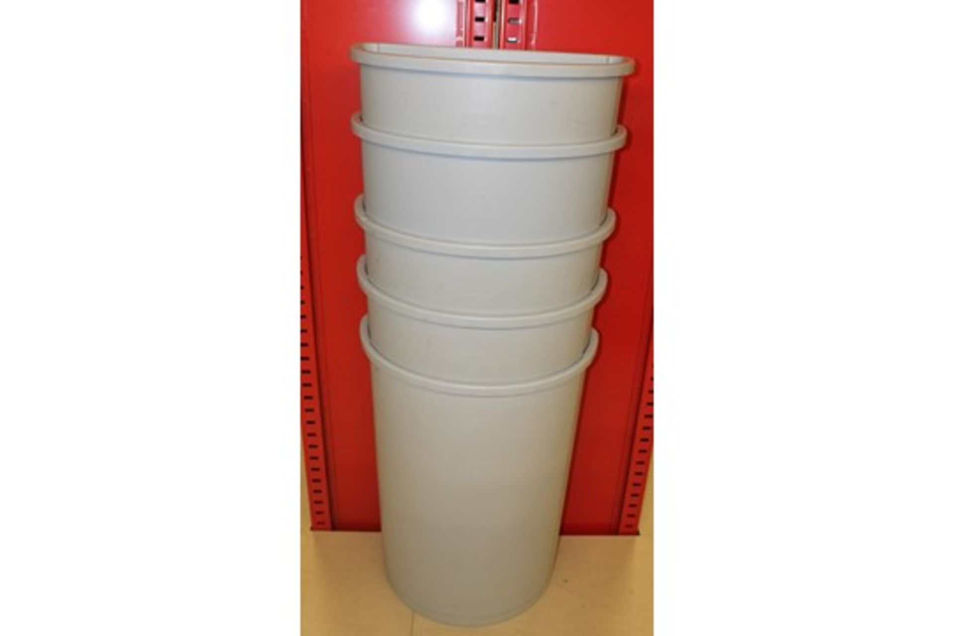 5 RUBBERMAID 3520 TRASH CAN - Image 2 of 2