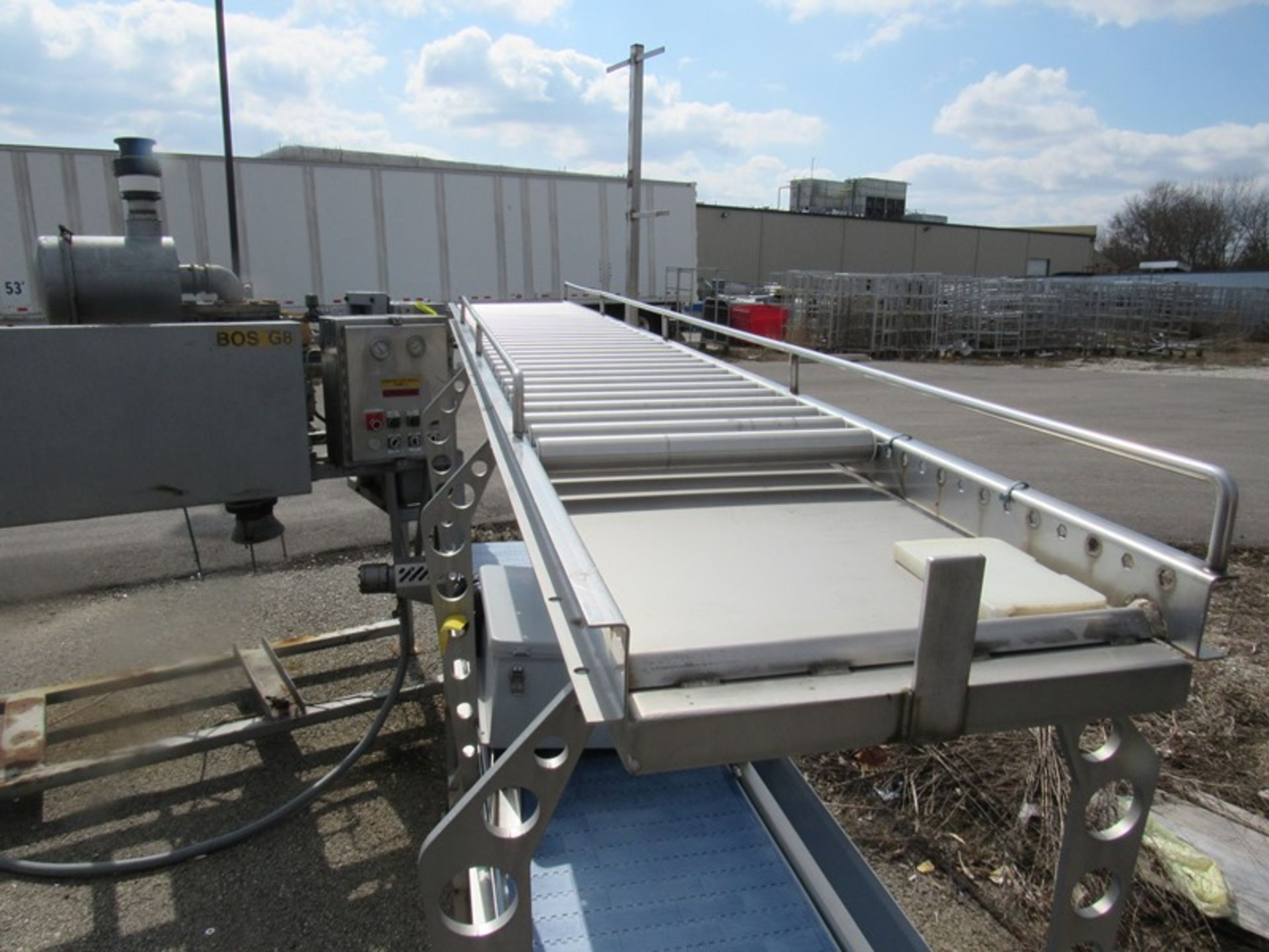 Conveyor, 18" W X 9' L plastic belt, overhead roller conveyor, hydraulic operation ($150.00 Required - Image 3 of 4