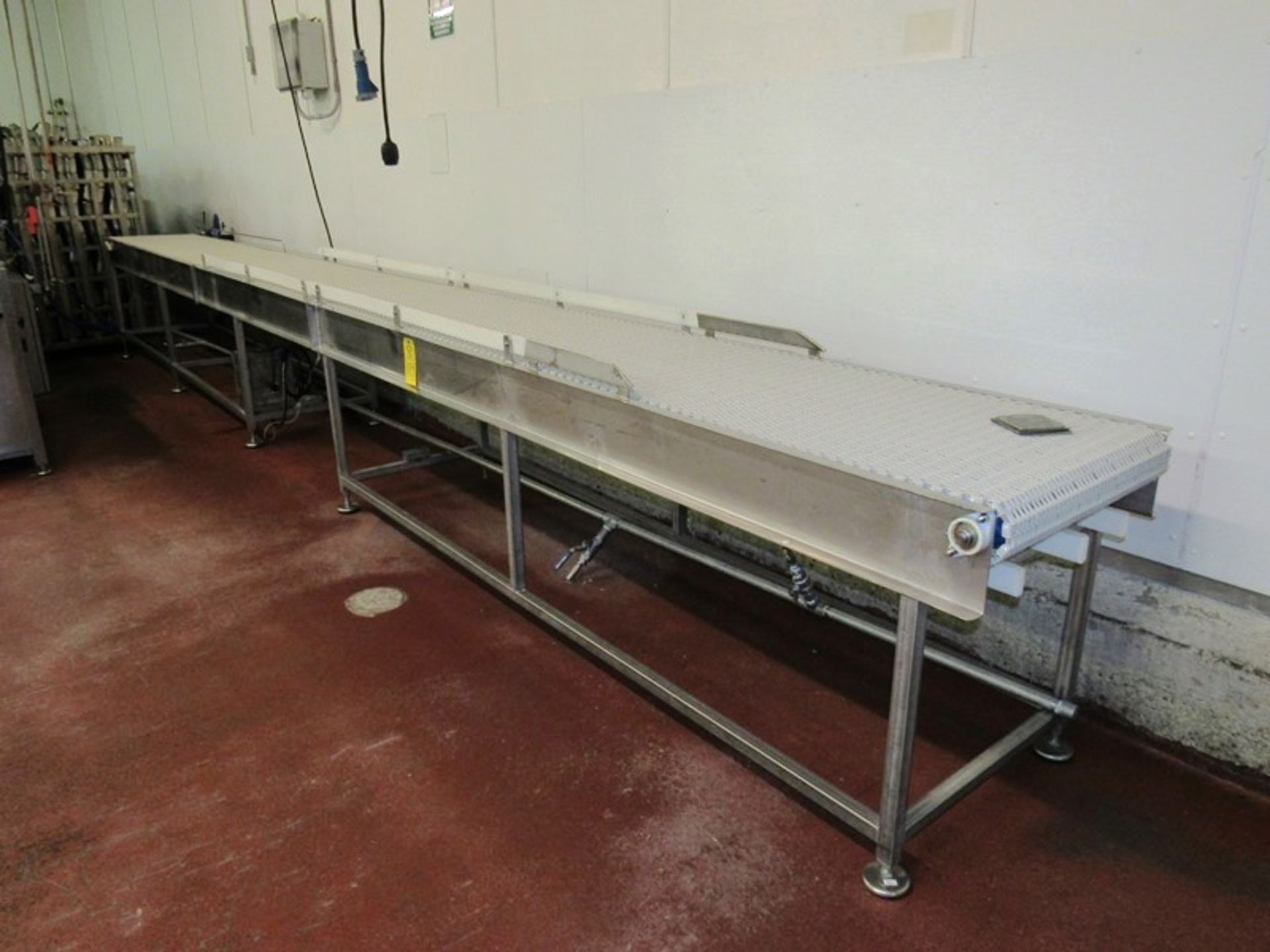 Conveyor, 25" W X 25' L plastic belt, hydraulic operation ($75.00 Required Loading Fee- Rigger: