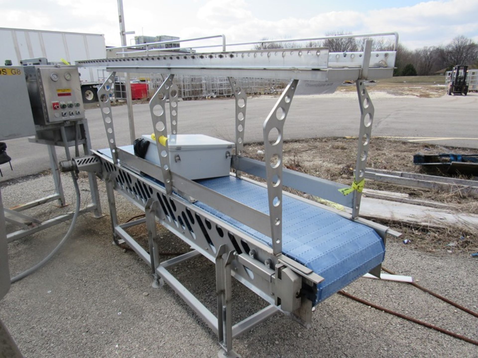 Conveyor, 18" W X 9' L plastic belt, overhead roller conveyor, hydraulic operation ($150.00 Required - Image 4 of 4