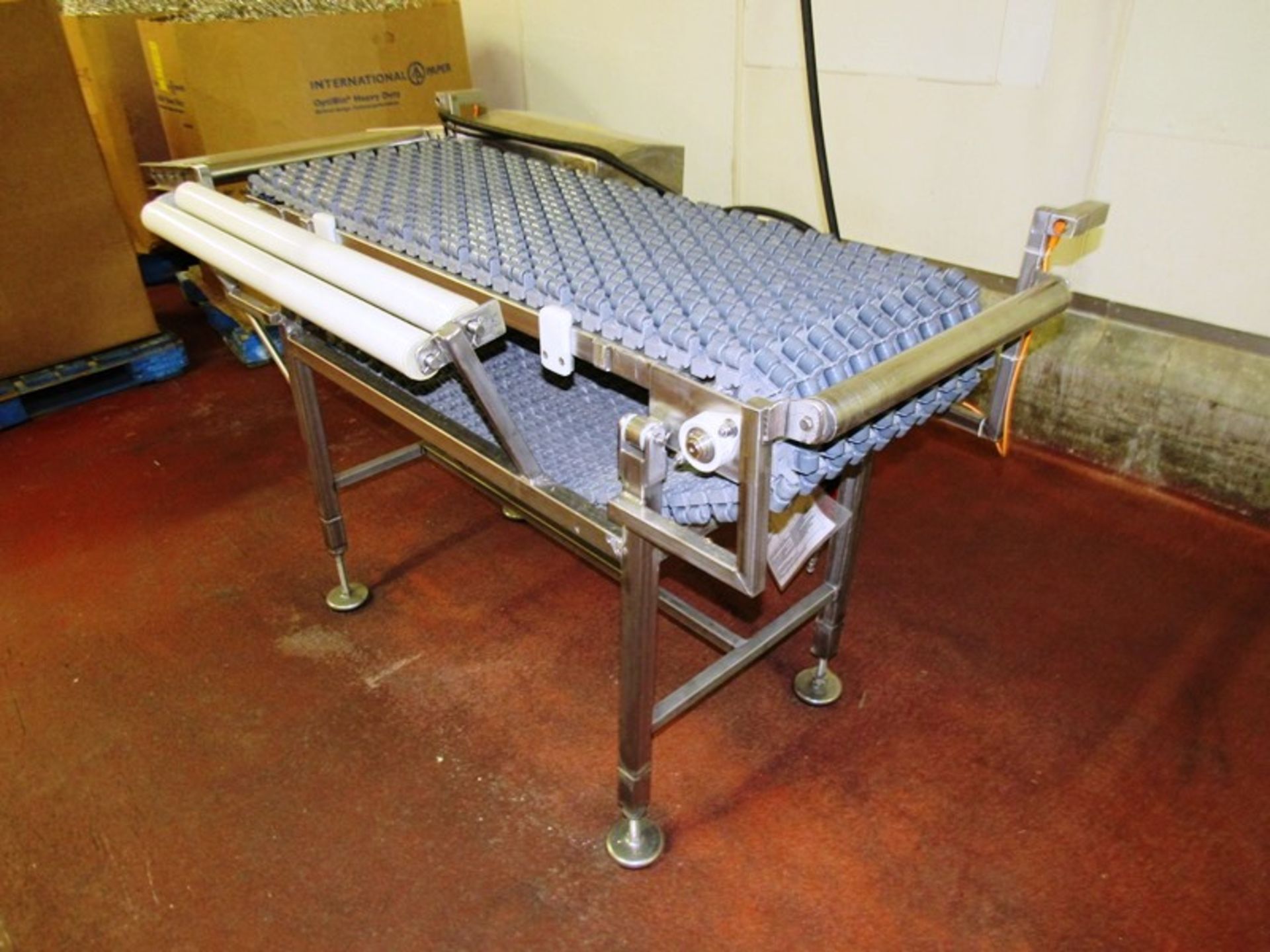 Conveyor, 19" W X 55" L plastic rolling belt, hydraulic operation ($75.00 Required Loading Fee- - Image 2 of 3