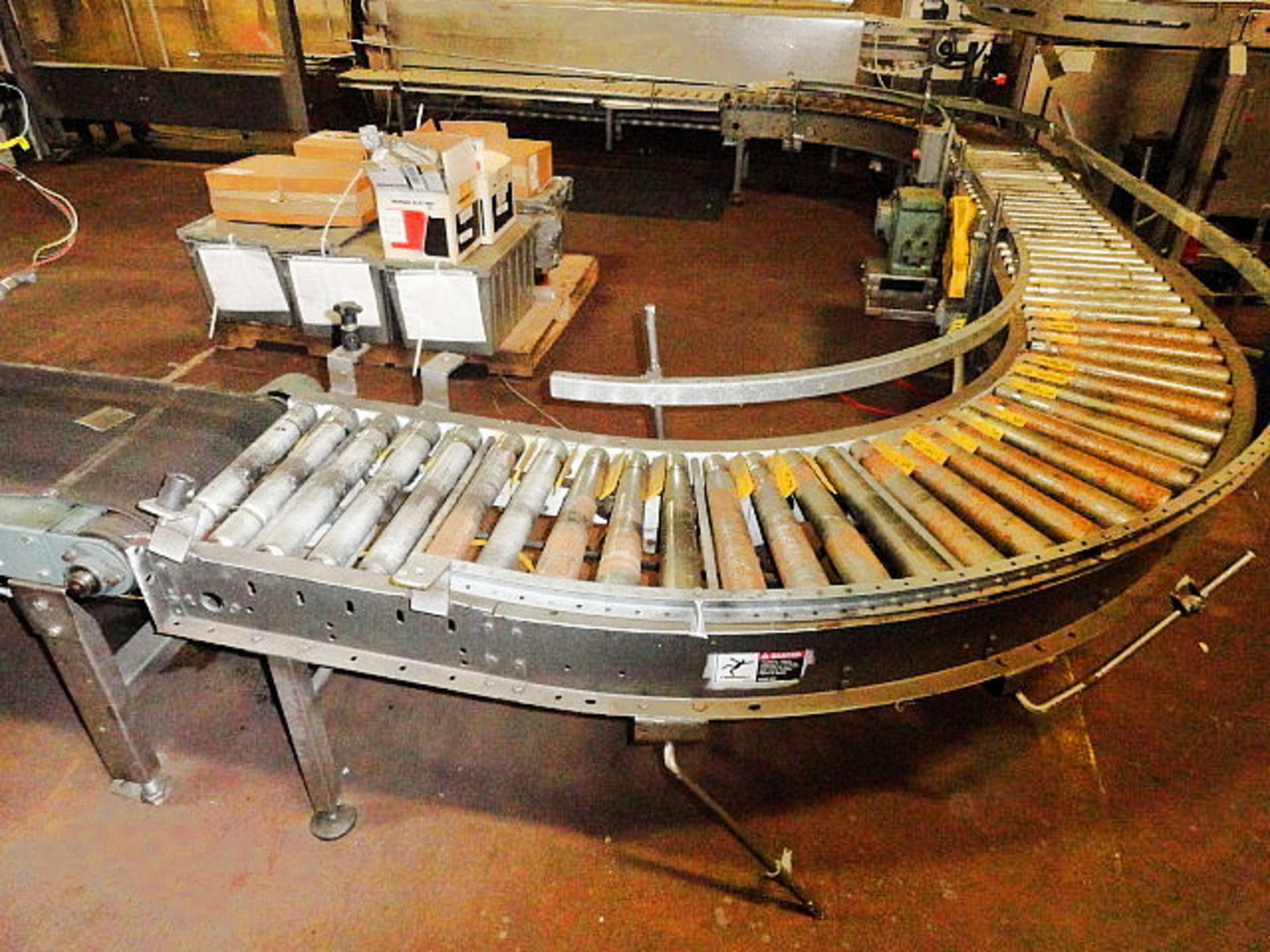 180º Powered Roller Bar Conveyor, 14' radius & (2) Hytrol belt conveyors, ($900.00 Required - Image 2 of 3