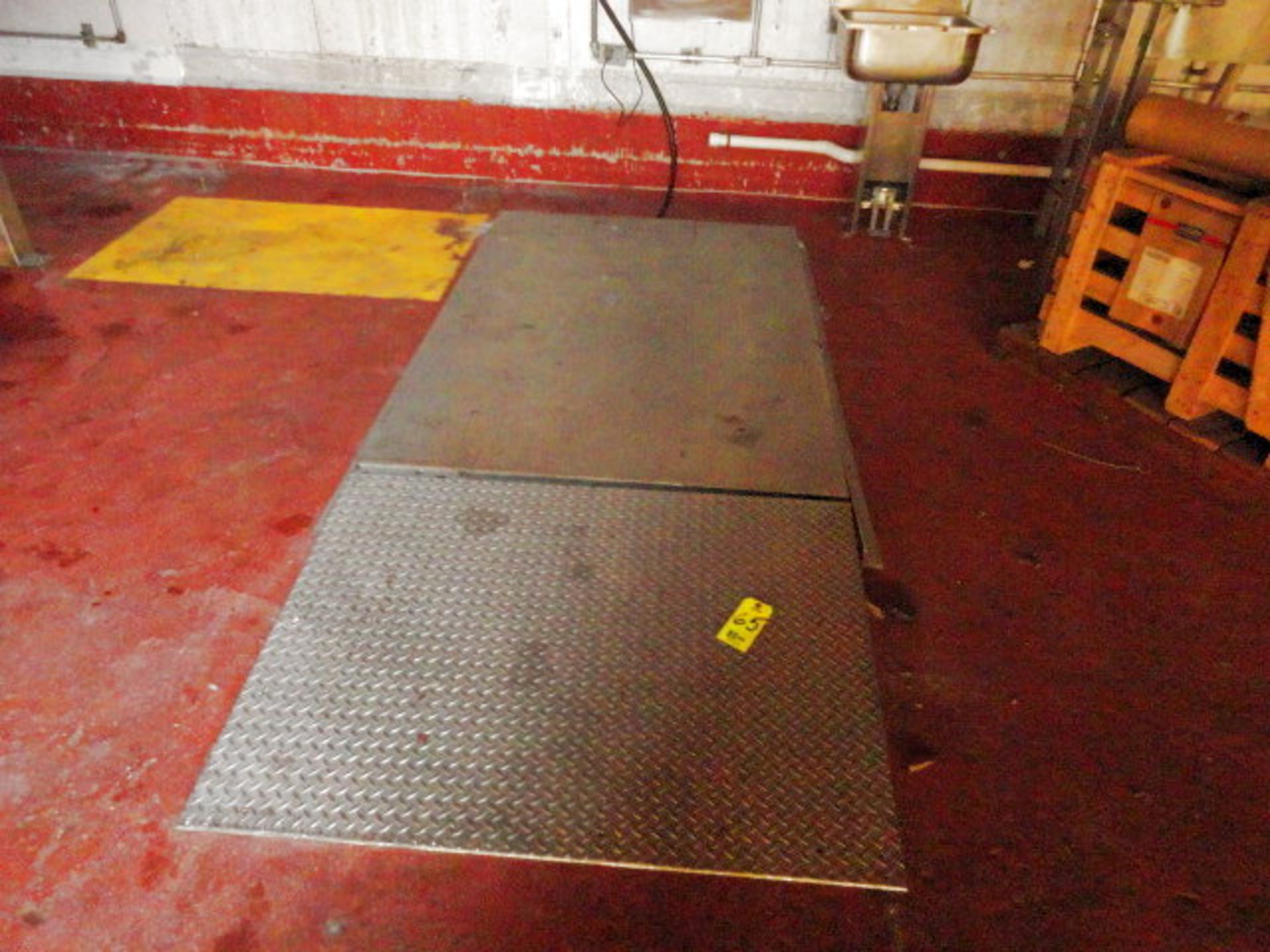 Cambridge Scale Works Painted Floor Scale, with digital indicator, 5 x 5 with ramp, ($60.00 Required - Image 2 of 3