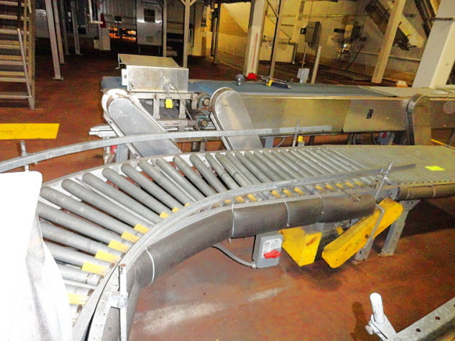 Discharge Conveyor, 36" x 15", plastic belt w/rollers bar conveyor, 26" w x 15' l, 90º turn, ($60.00 - Image 2 of 3