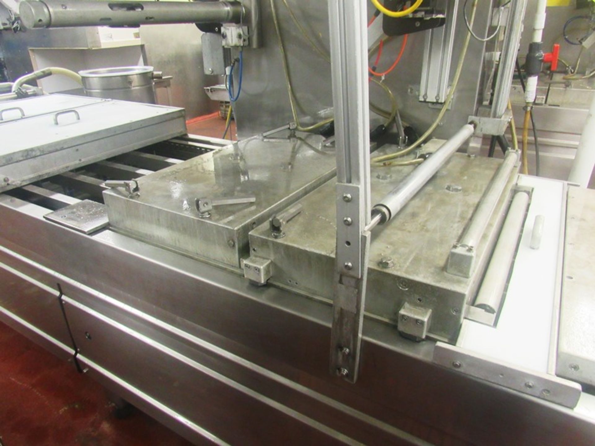 Multivac Mdl. R530 Rollstock Thermoformer, 630 mm between chains, 380 mm advance , 8 up, 4 across - Image 10 of 28