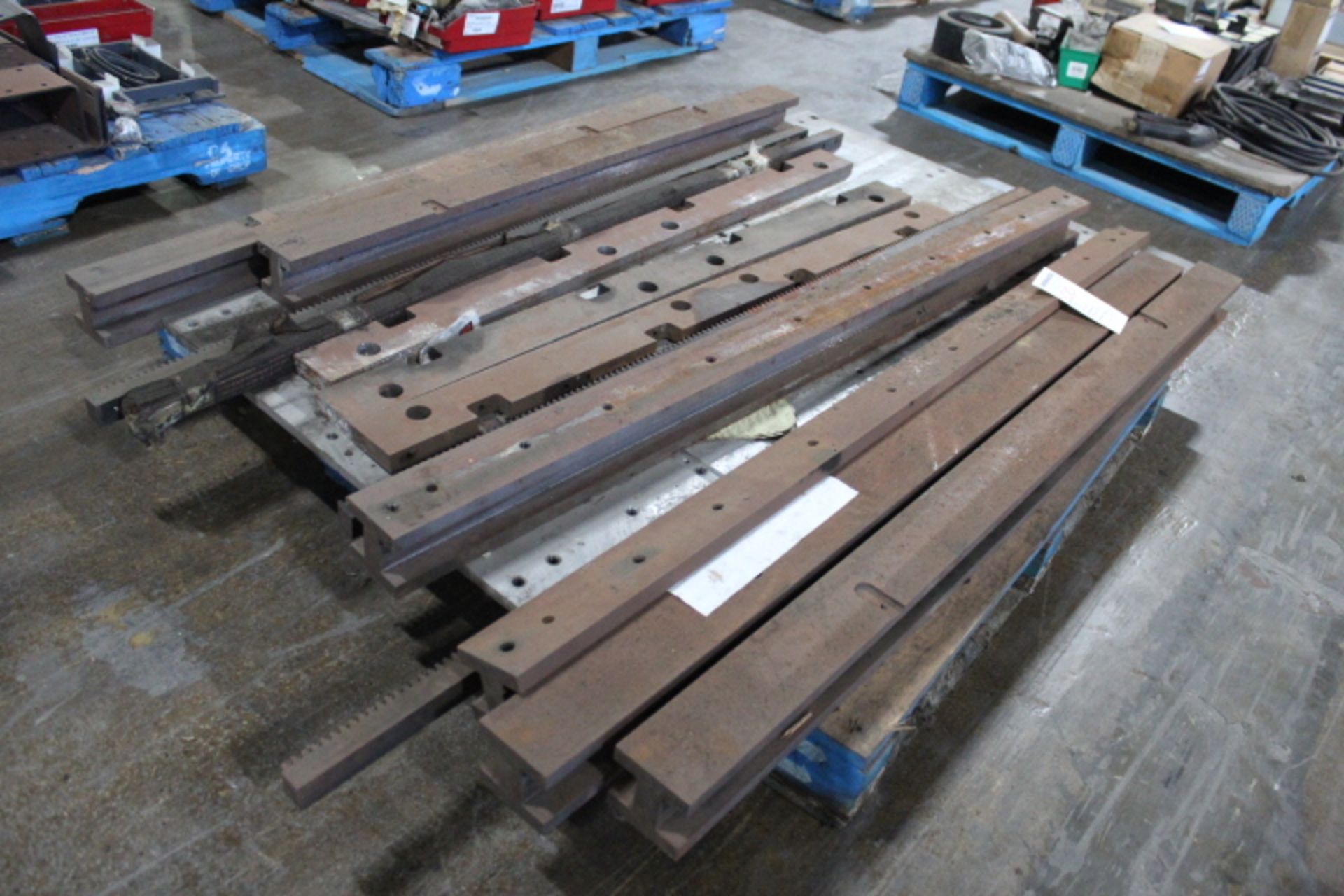 LOT, SKID OF STEEL PLATES & GEAR RAILS