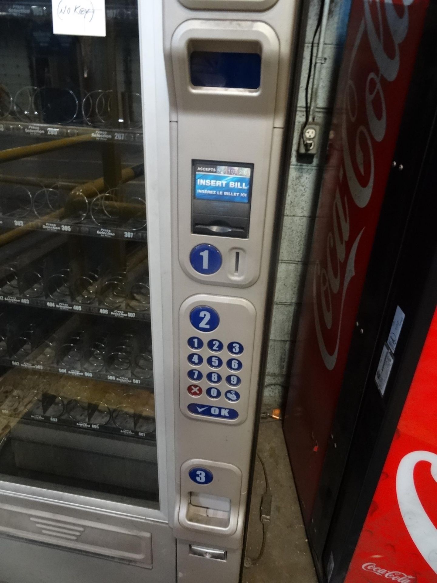 1X, VENDING MACHINE WITH KEYS! - Image 3 of 5