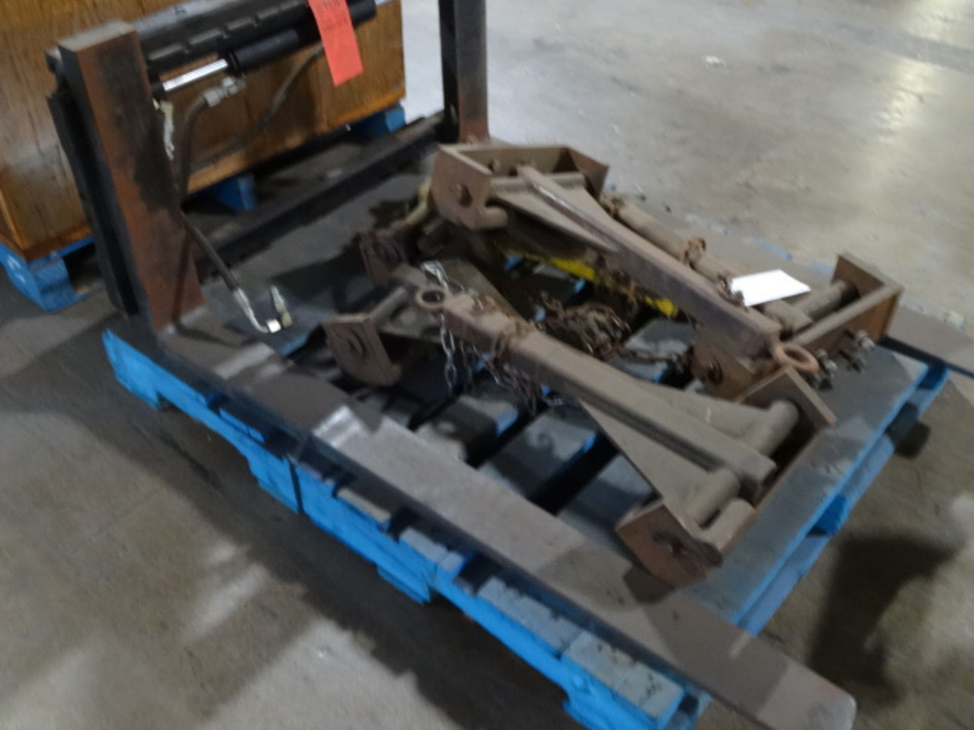 1 LOT, 16" FORKLIFT SIDE-SHIFT CARRIAGE WITH FORKS + 5 HD TOW-HITCHES - Image 2 of 3