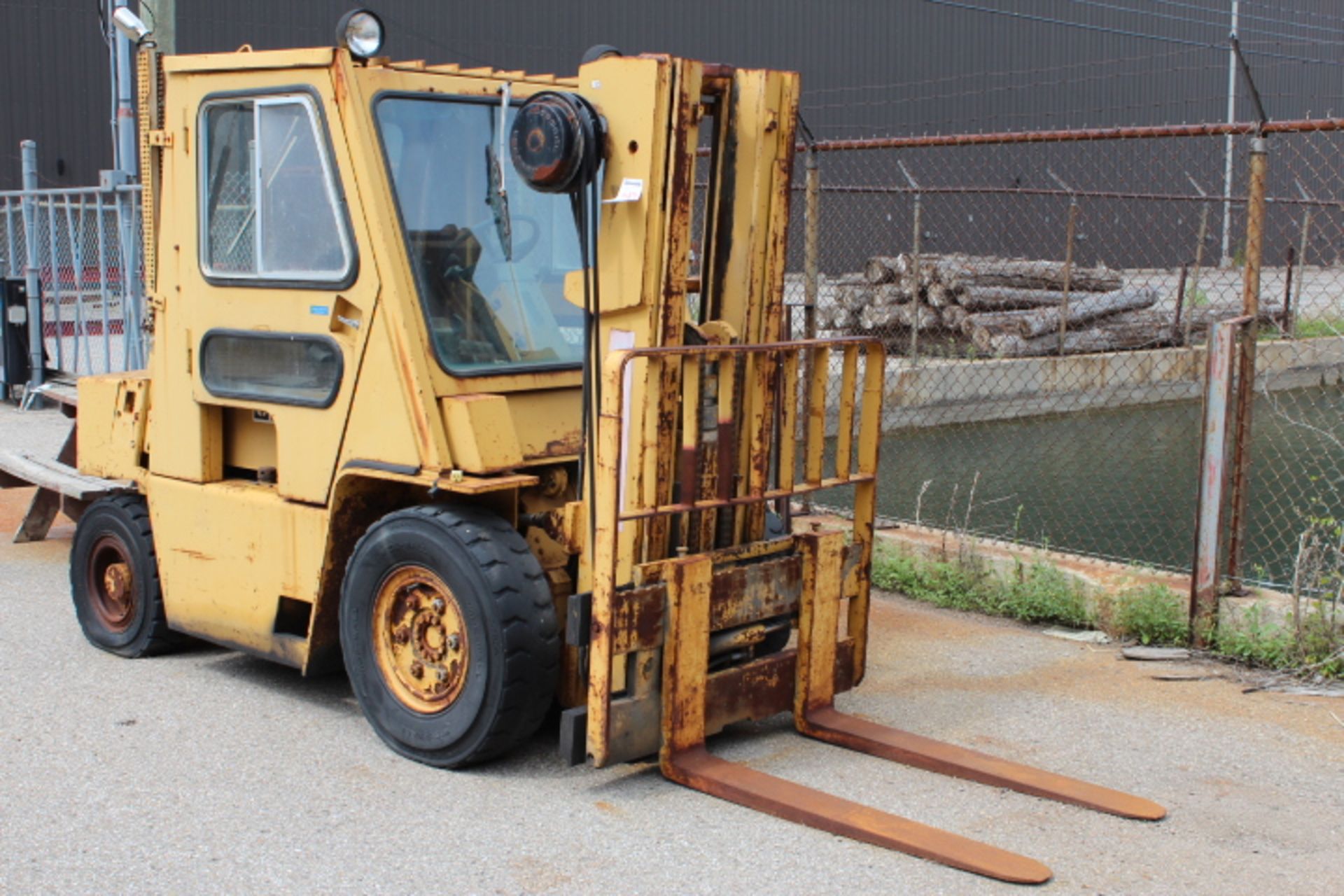 1X, VINTAGE CATAPILLAR YARD LIFT W/ SIDE SHIFTER & FORKS (AS IS)