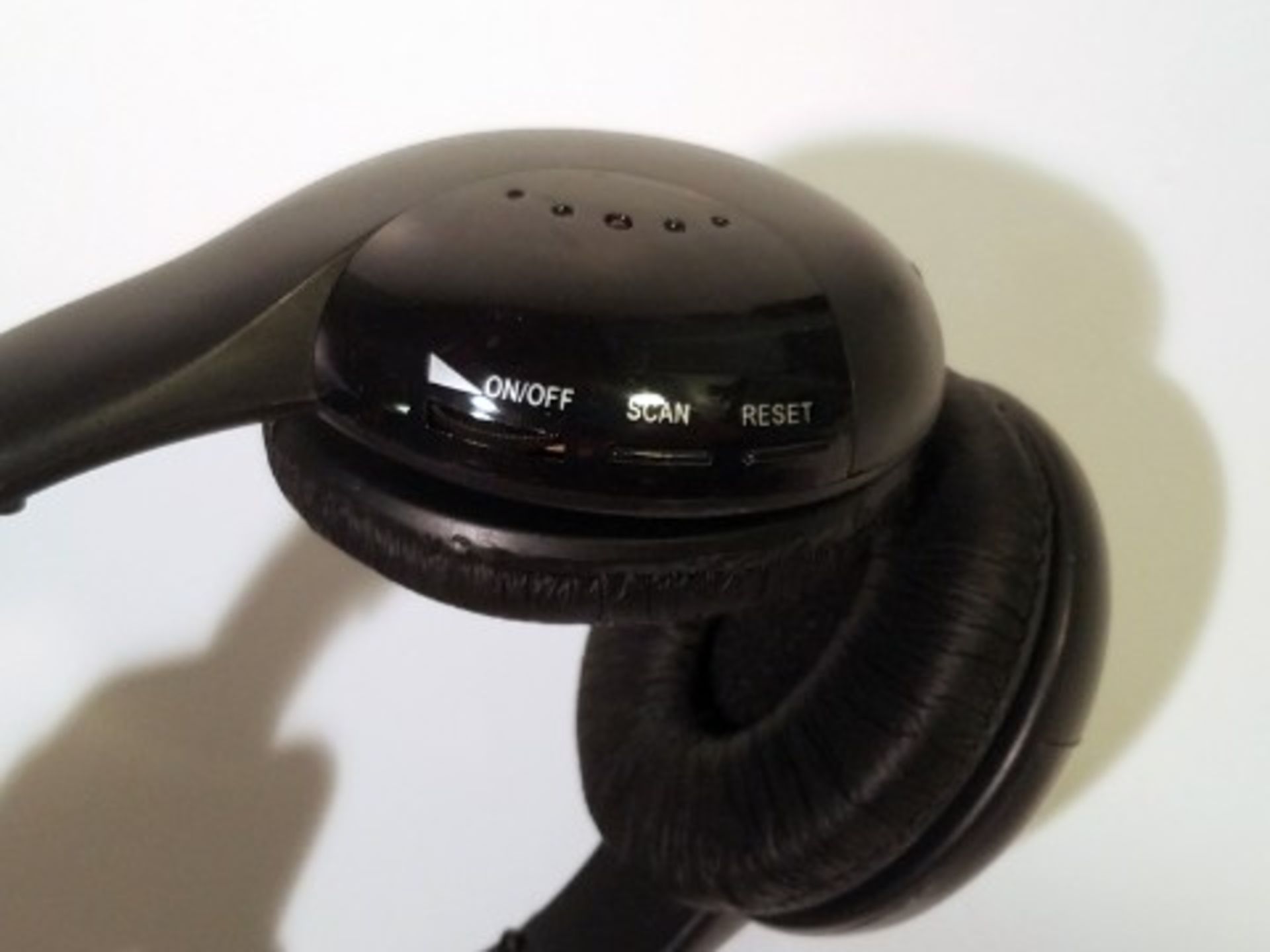 WIRELESS HEADPHONE SET - Image 2 of 5