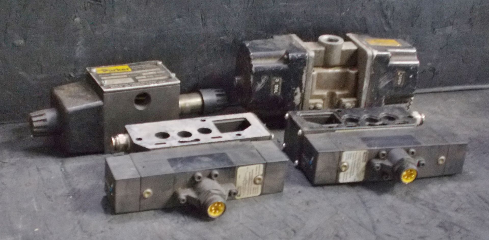 HYDRAULIC DIRECTIONAL VALVES
