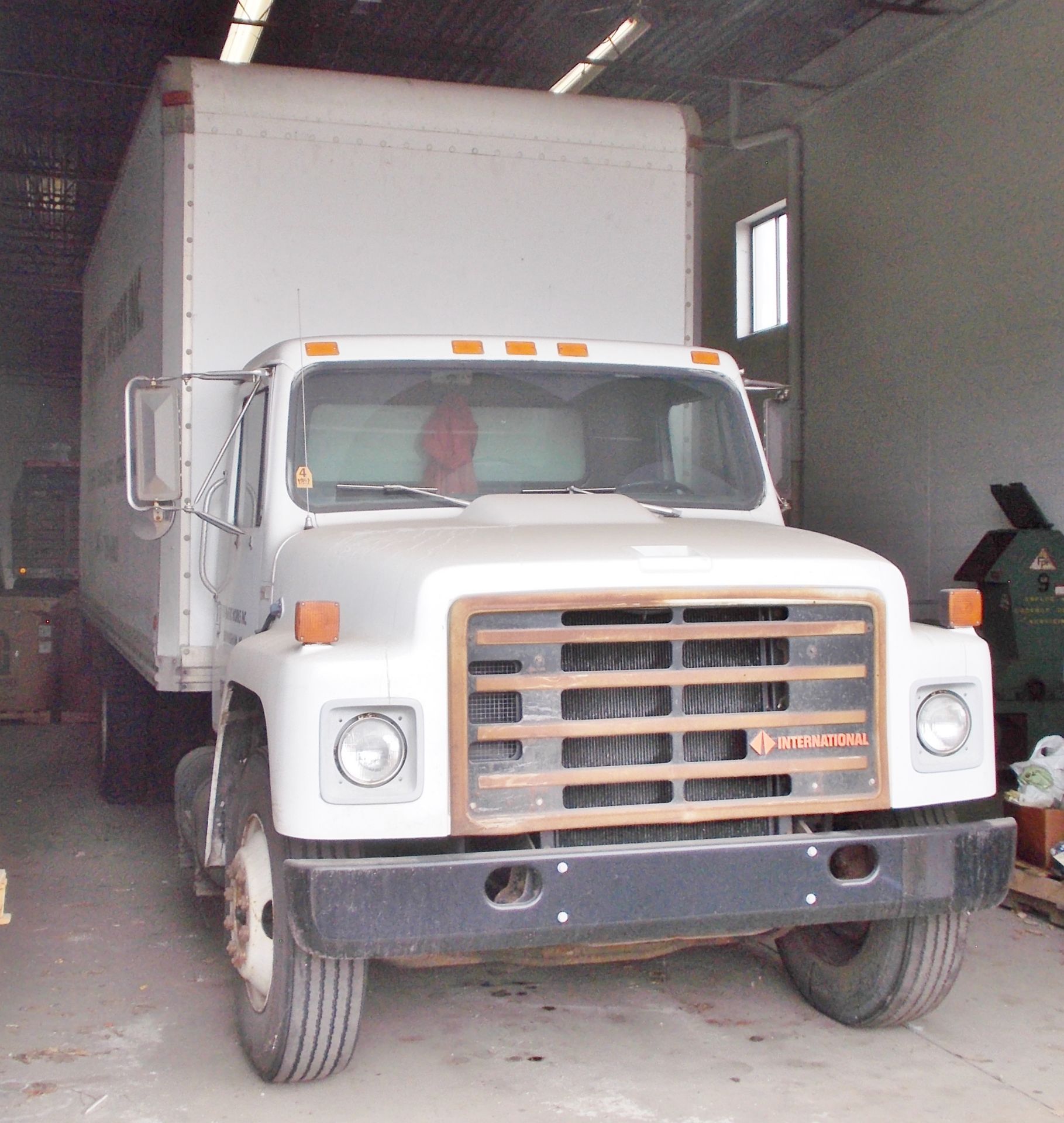 1988 INTERNATIONAL DIESEL VAN BODY TRUCK