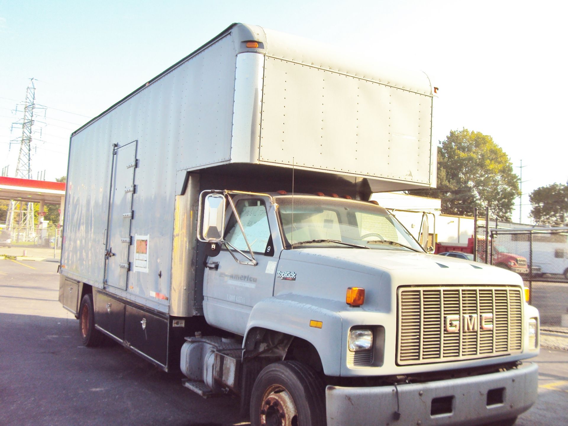 1996 GMC TOPKICK 26' BOX DIESEL TRUCK - Image 2 of 24