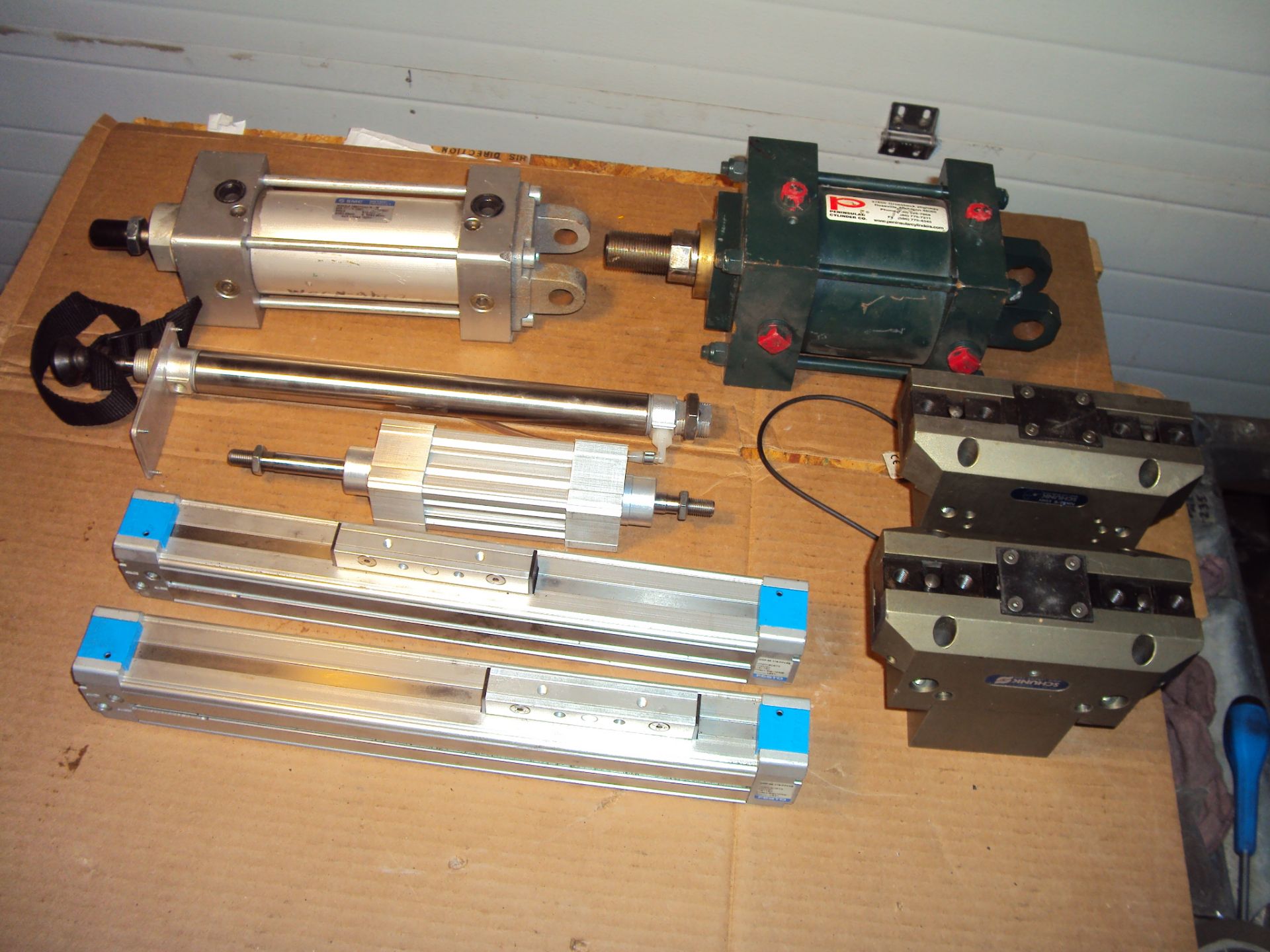 AIR CYLINDERS, GRIPPERS & RODLESS CYLINDERS