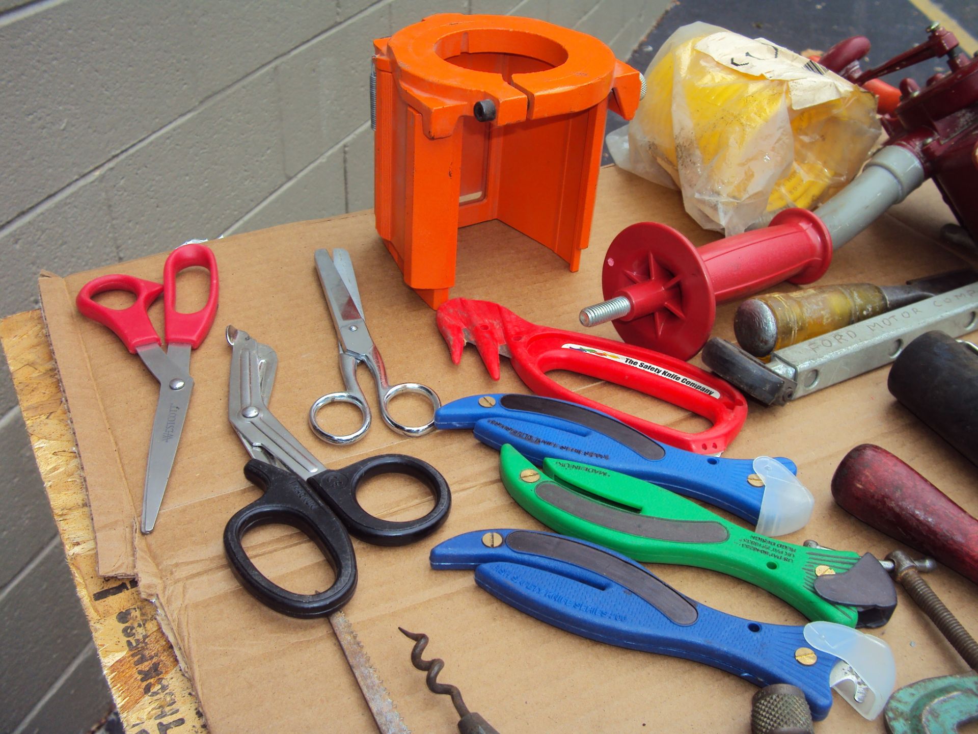 ASSORTED HAND TOOLS - Image 2 of 7
